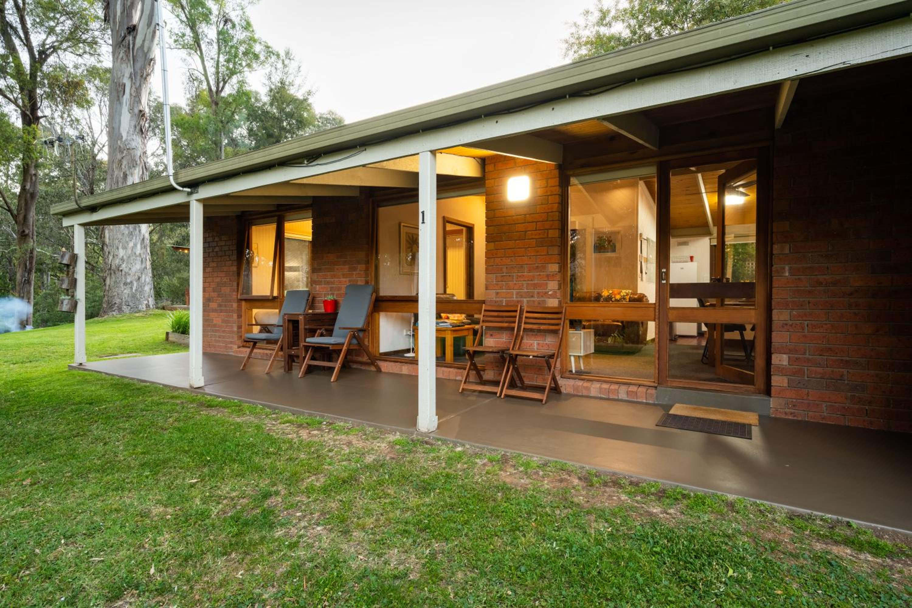 Two-Bedroom Cottage with Queen Bed & Two Singles photo 2