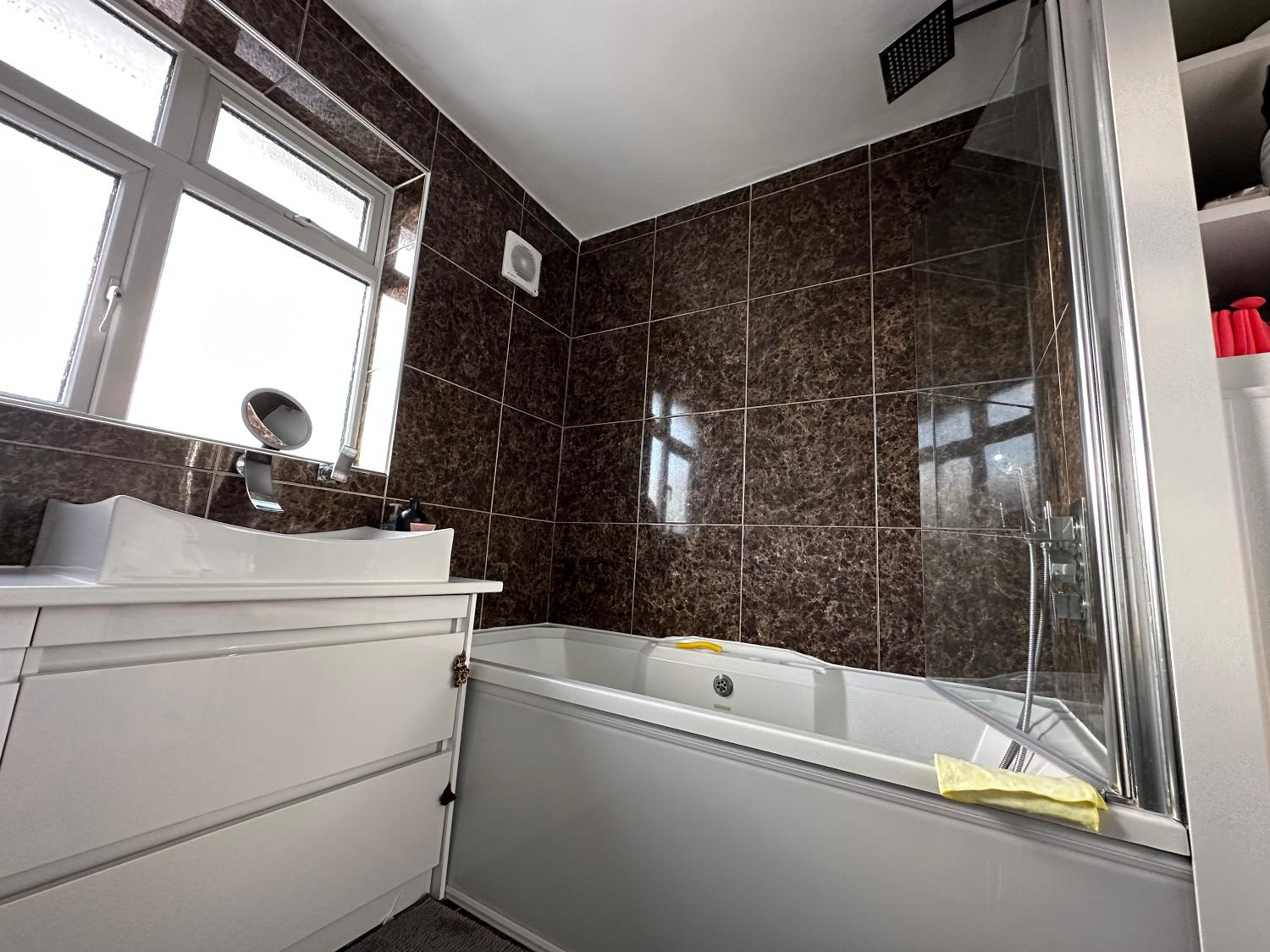 Standard Single Room With Shared Bathroom photo 2