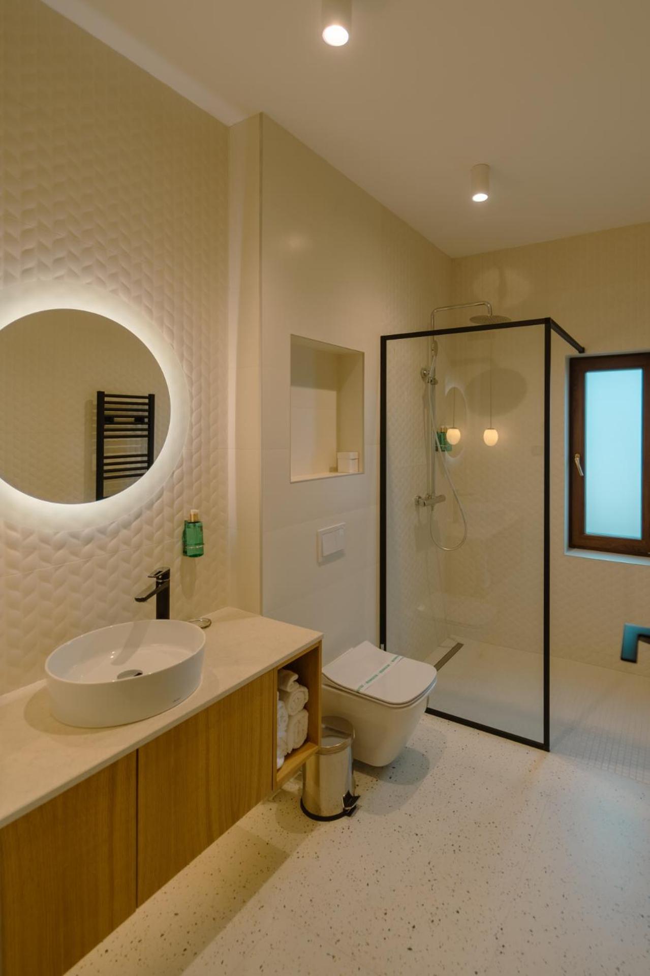 Deluxe Double or Twin Room - Photo 12