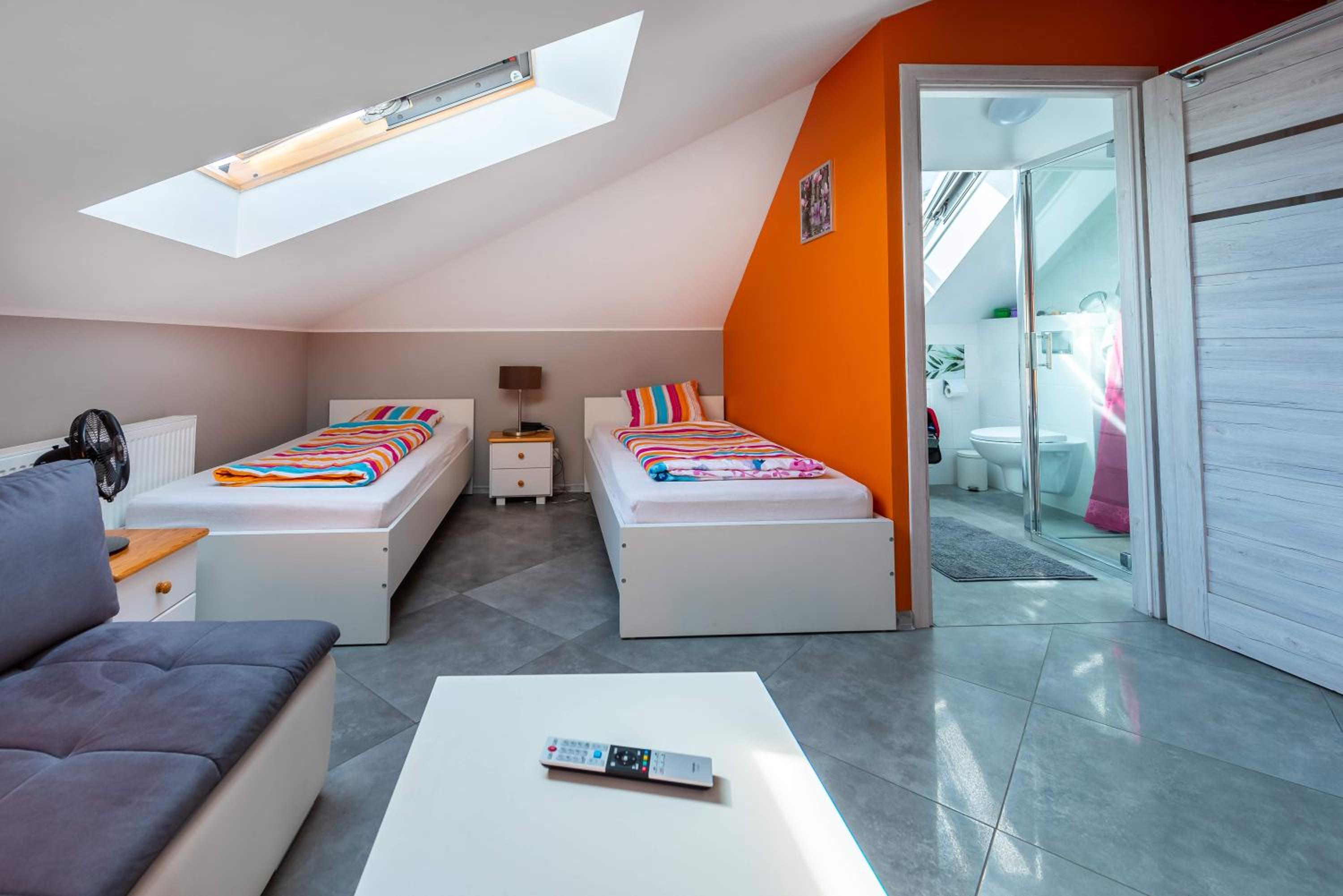 Quadruple Room with Bathroom - Photo 2