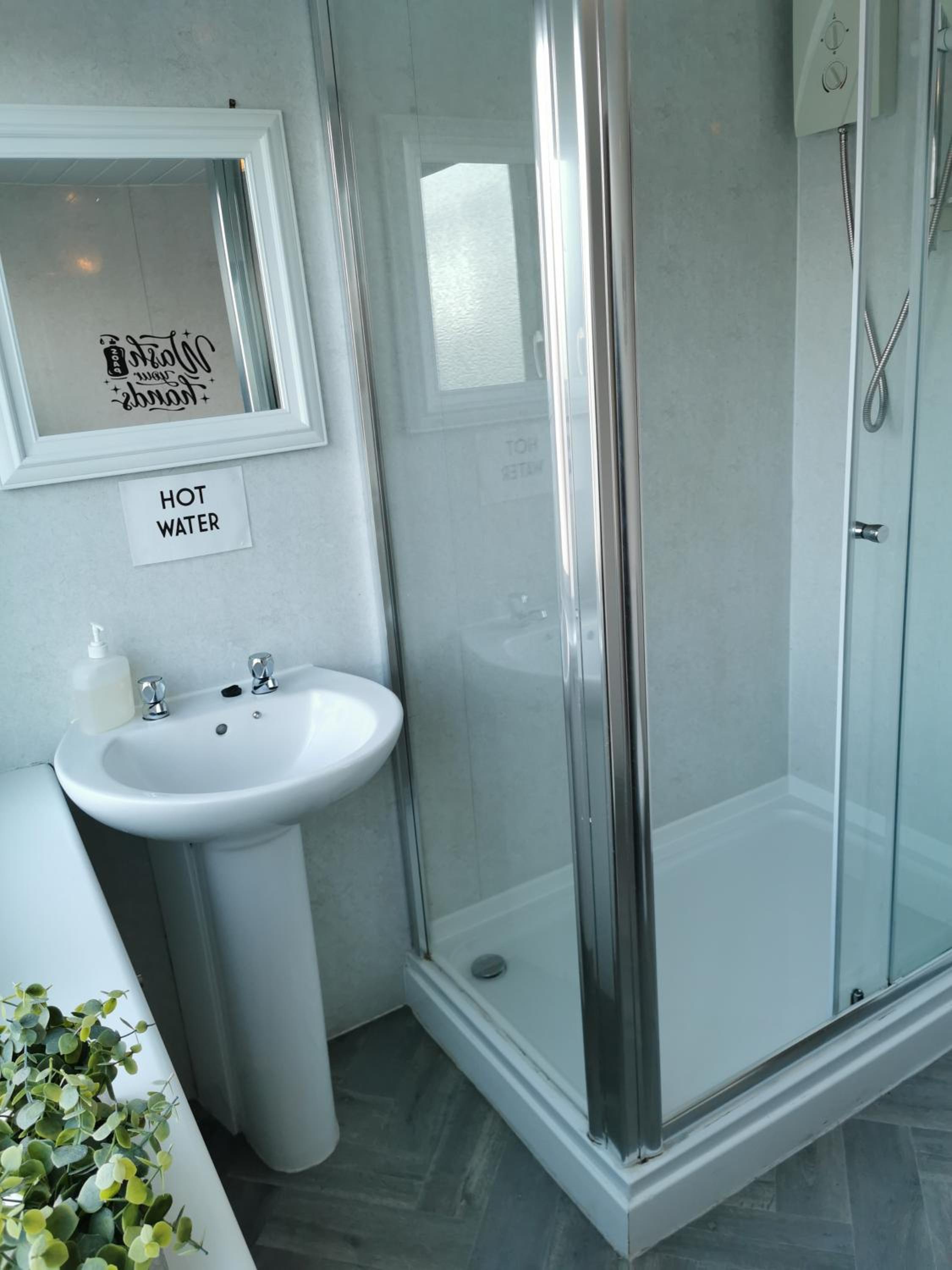 Double Room with Shared Bathroom photo 3