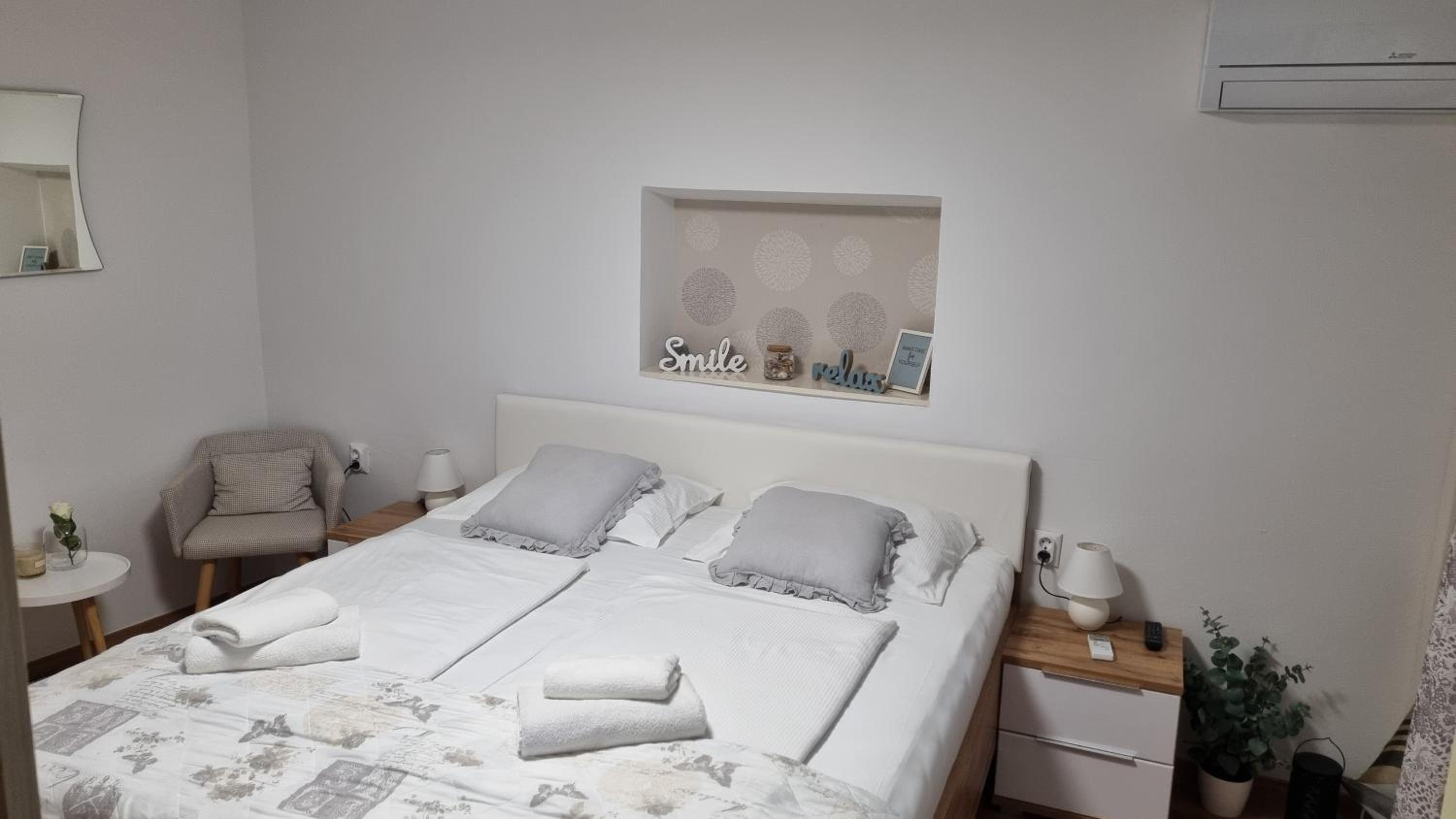 One-Bedroom Apartment photo 1