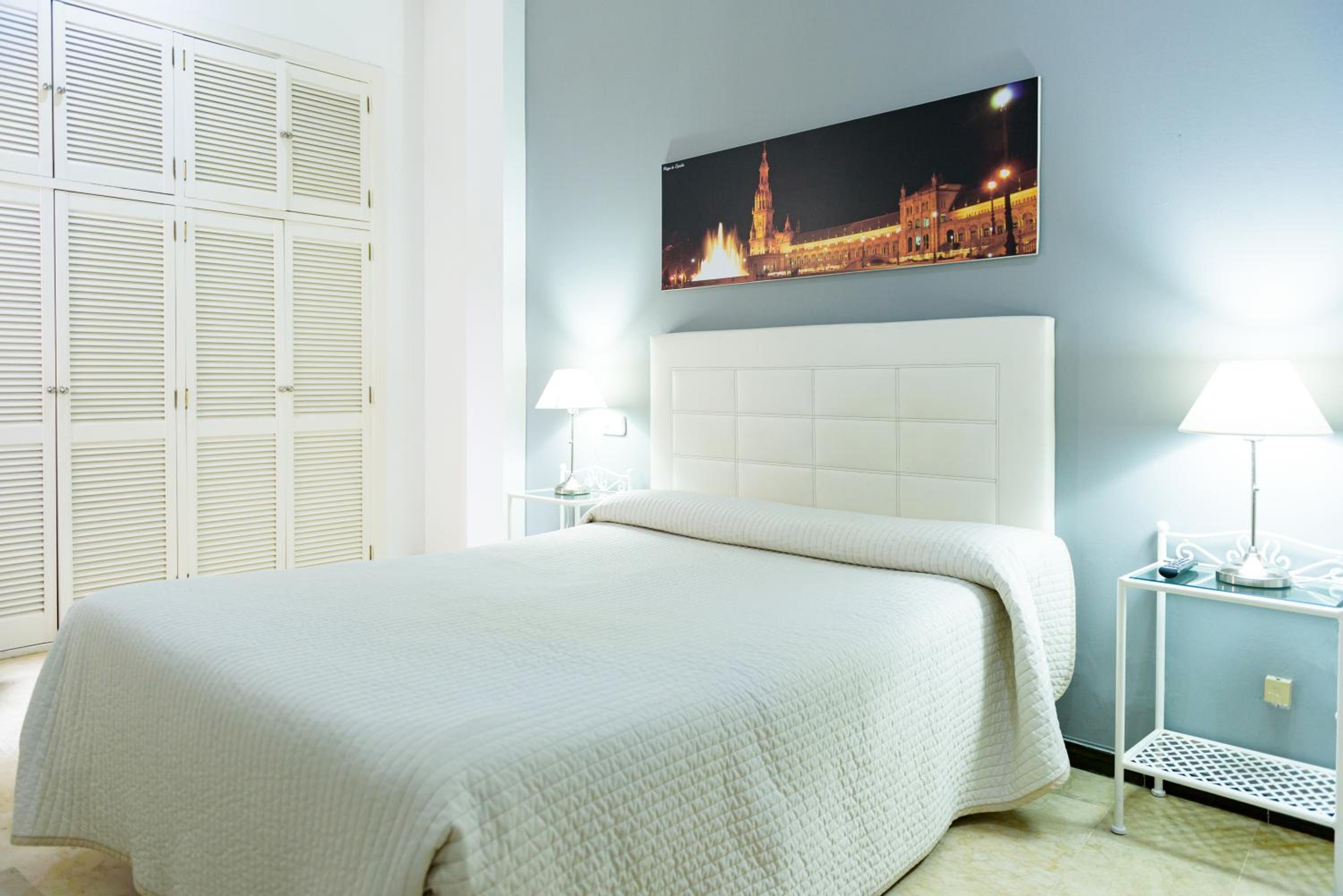 Superior One-Bedroom Apartment - Photo 1