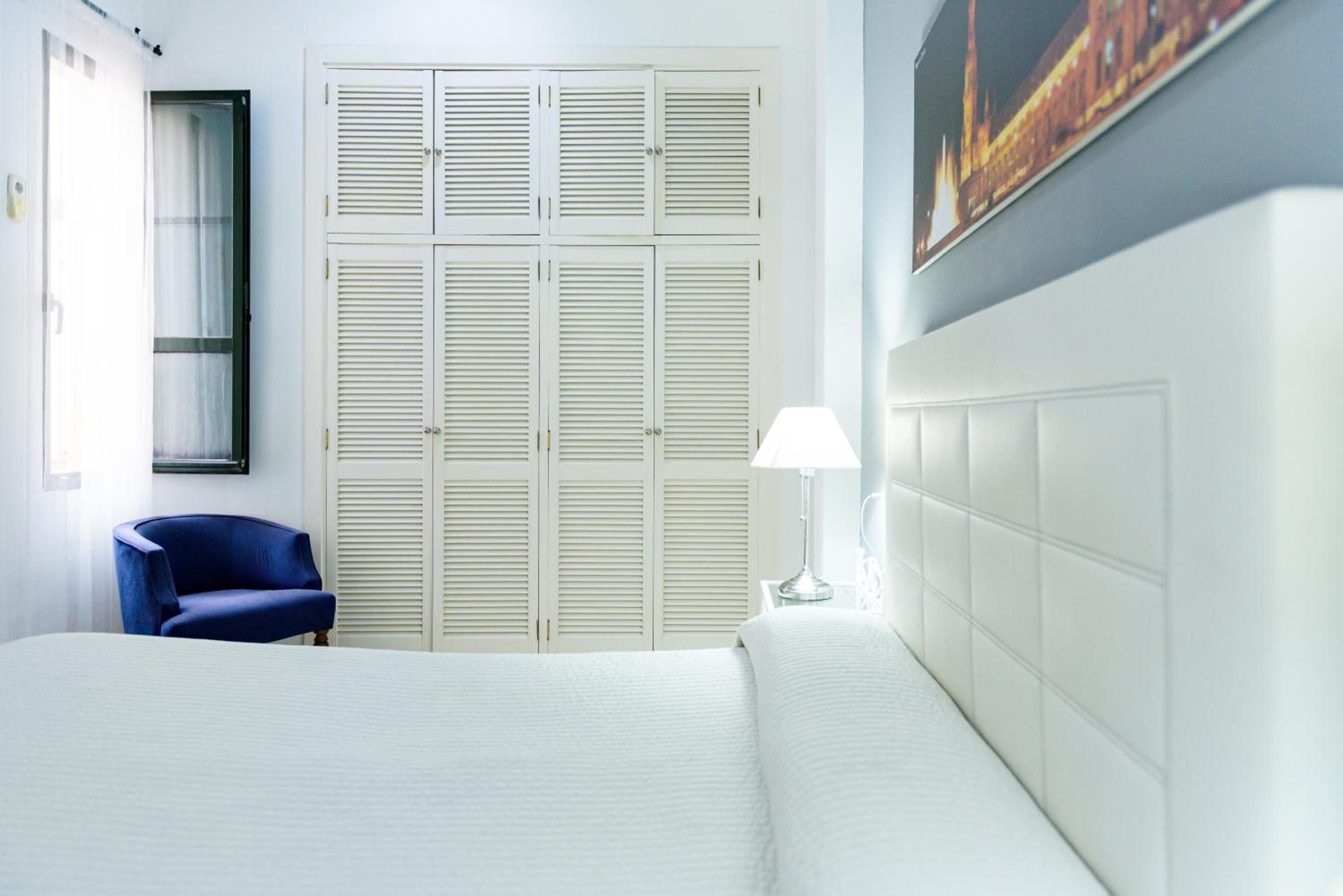 Superior One-Bedroom Apartment - Photo 2