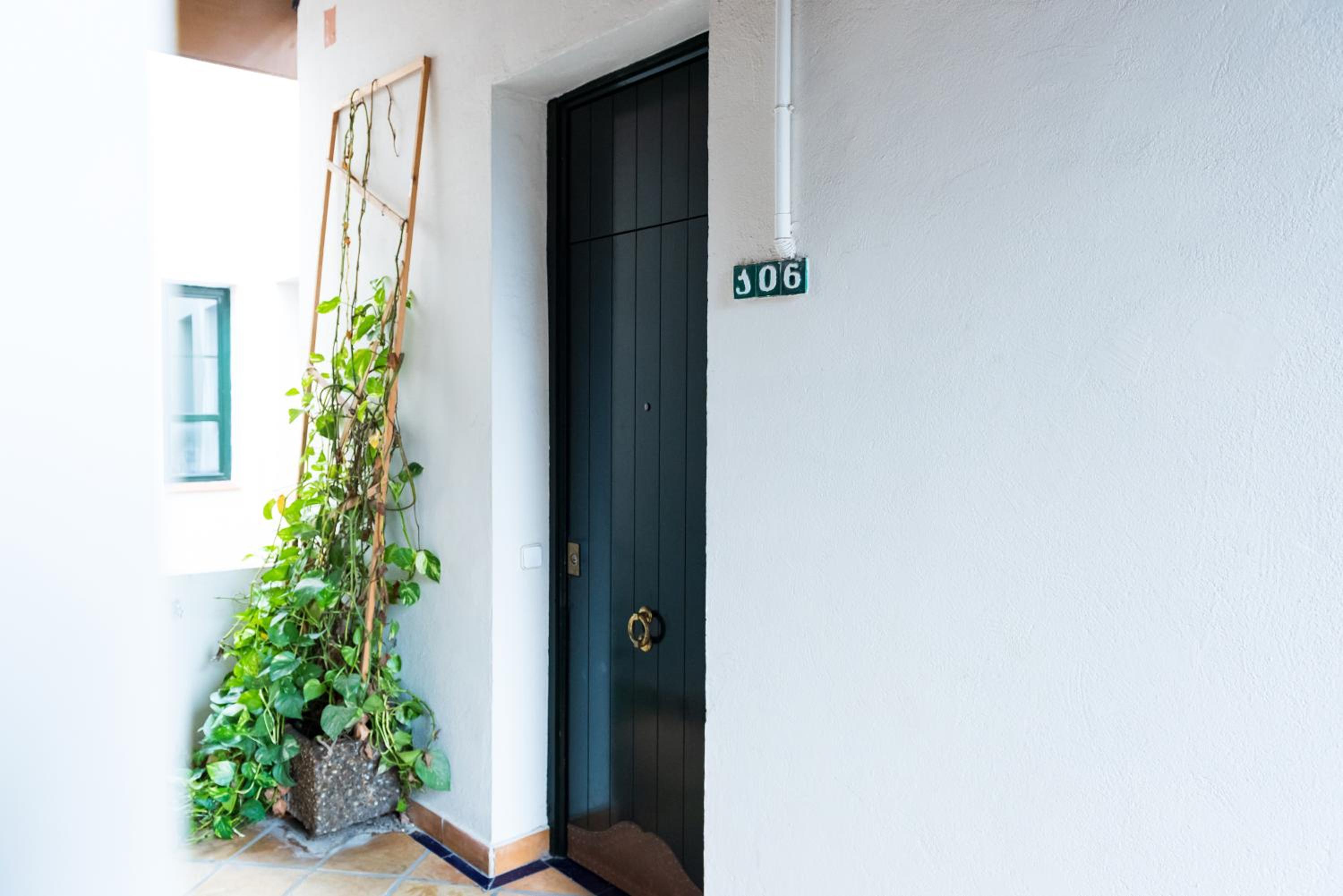 Superior One-Bedroom Apartment - Photo 47