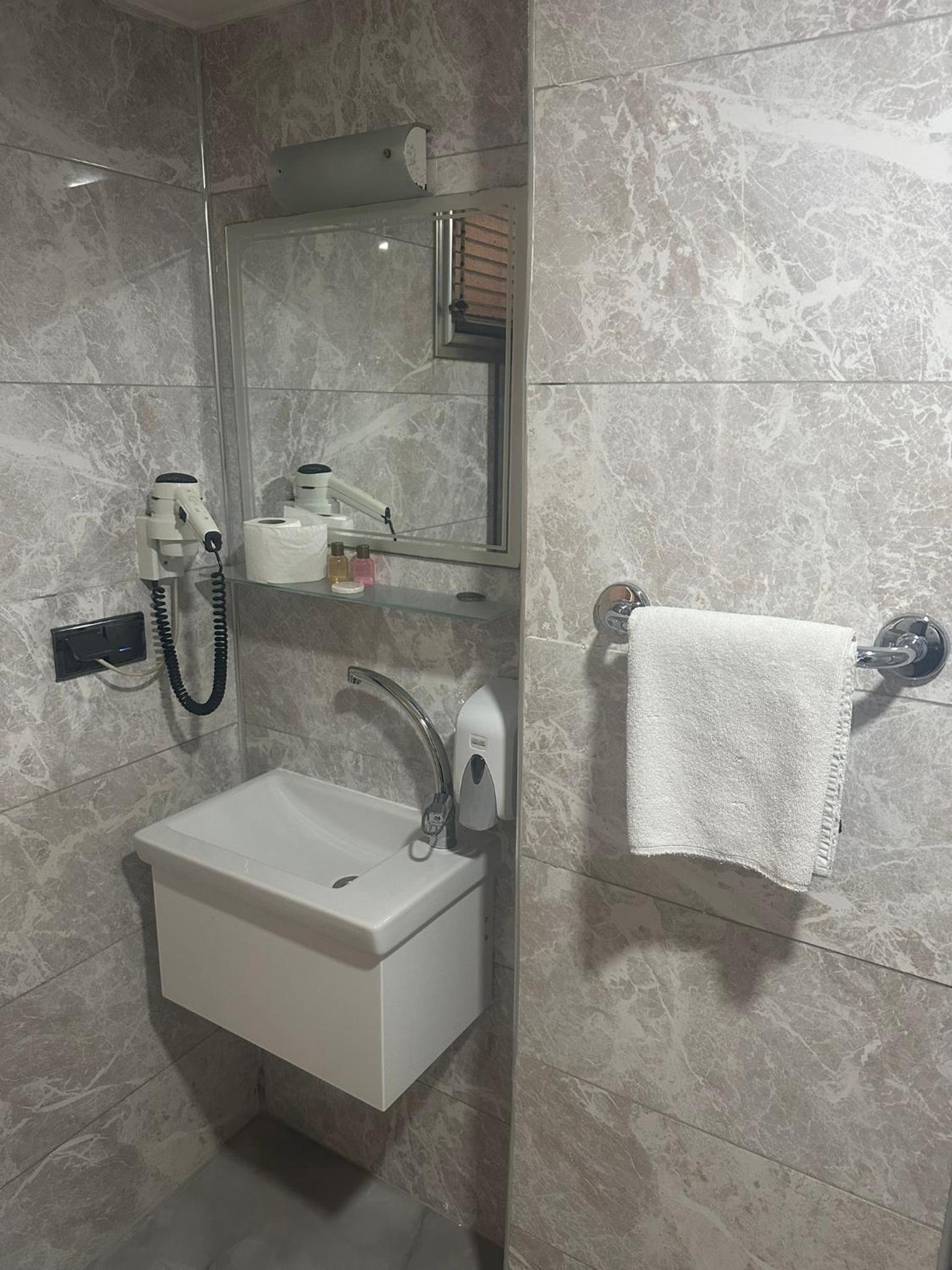 Standard Double or Twin Room - Photo 2