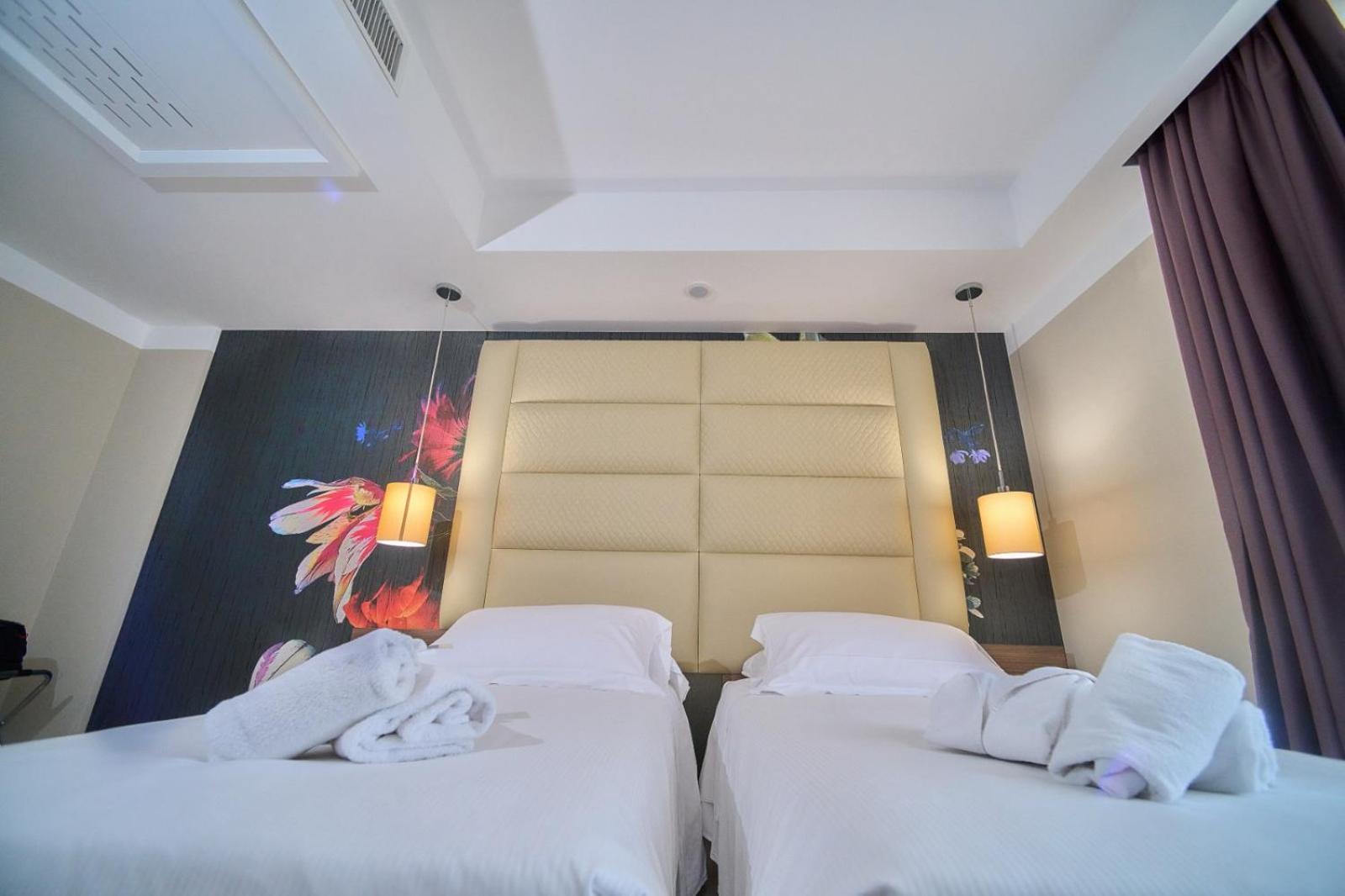 Double Room with Pool View - Photo 1