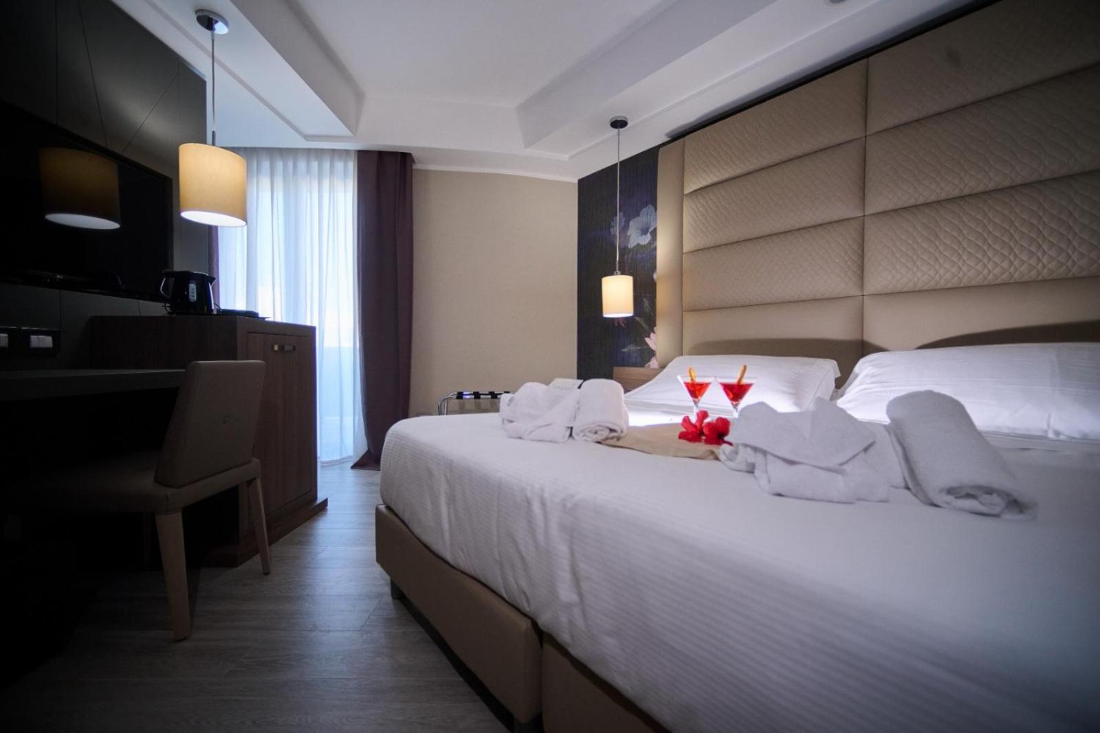 Double Room with Pool View - Photo 24