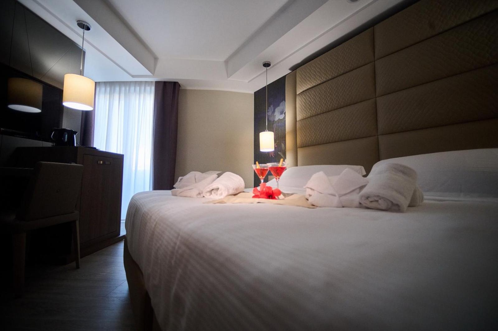 Double Room with Pool View - Photo 8