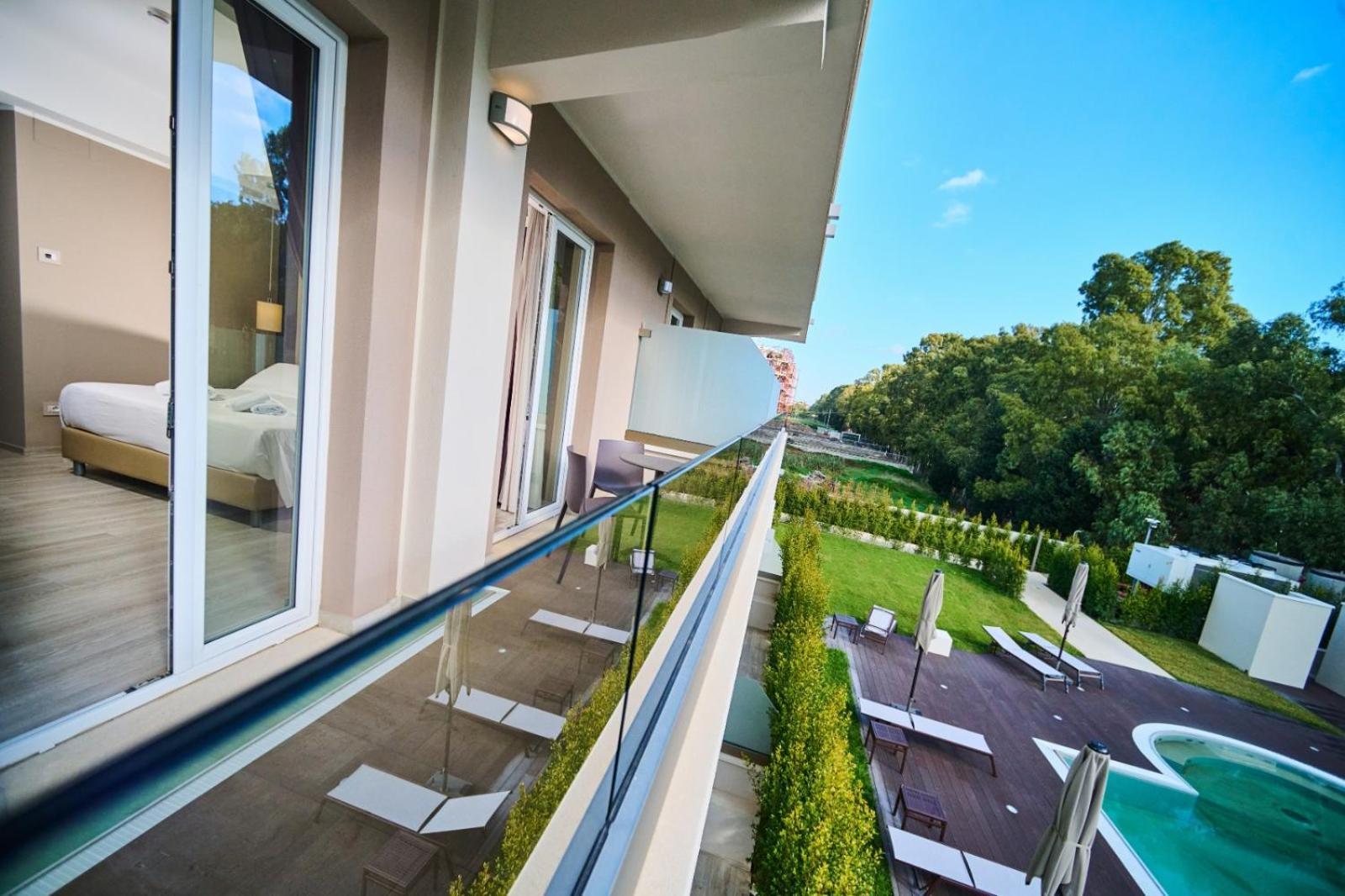Double Room with Pool View - Photo 20