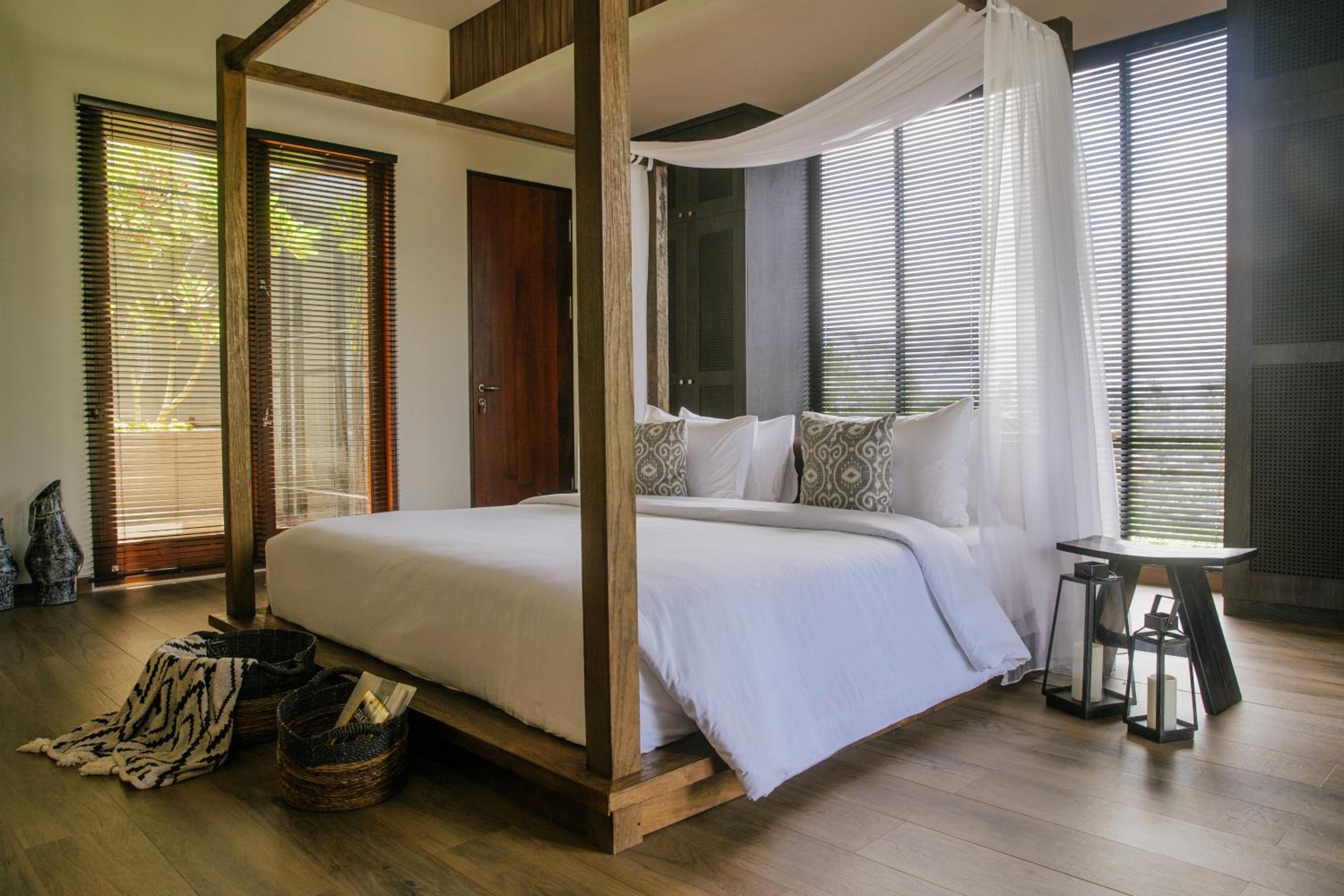 King Suite with Pool View - Photo 4