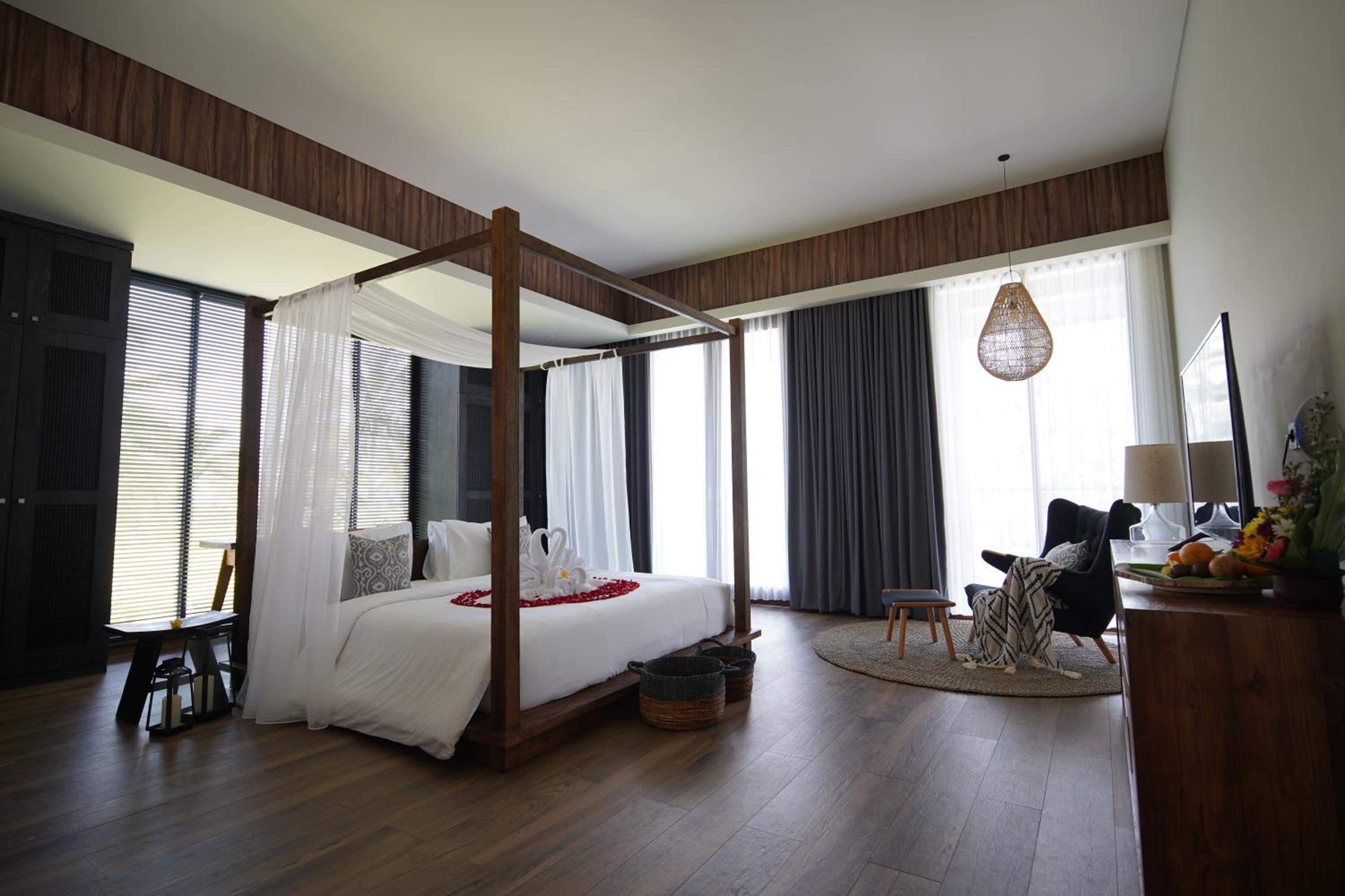 King Suite with Pool View - Photo 3