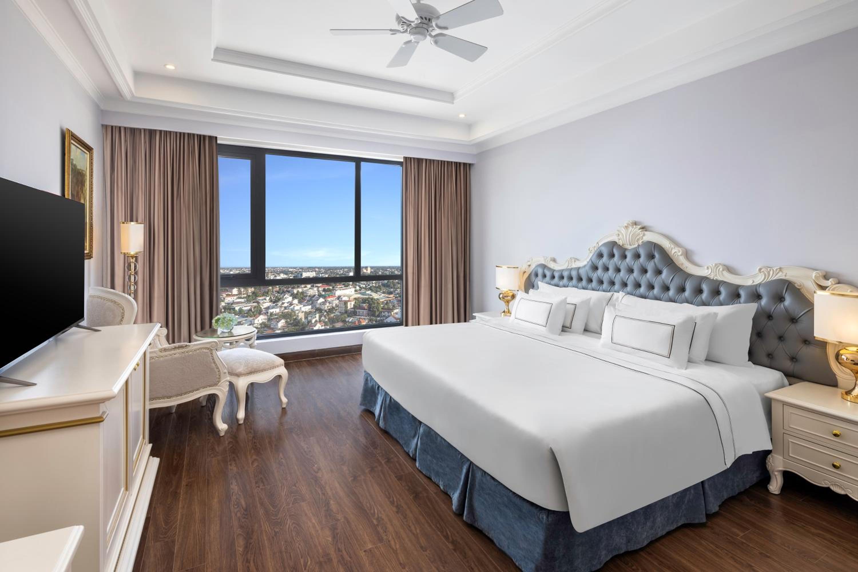 Deluxe Room with City View - Photo 3