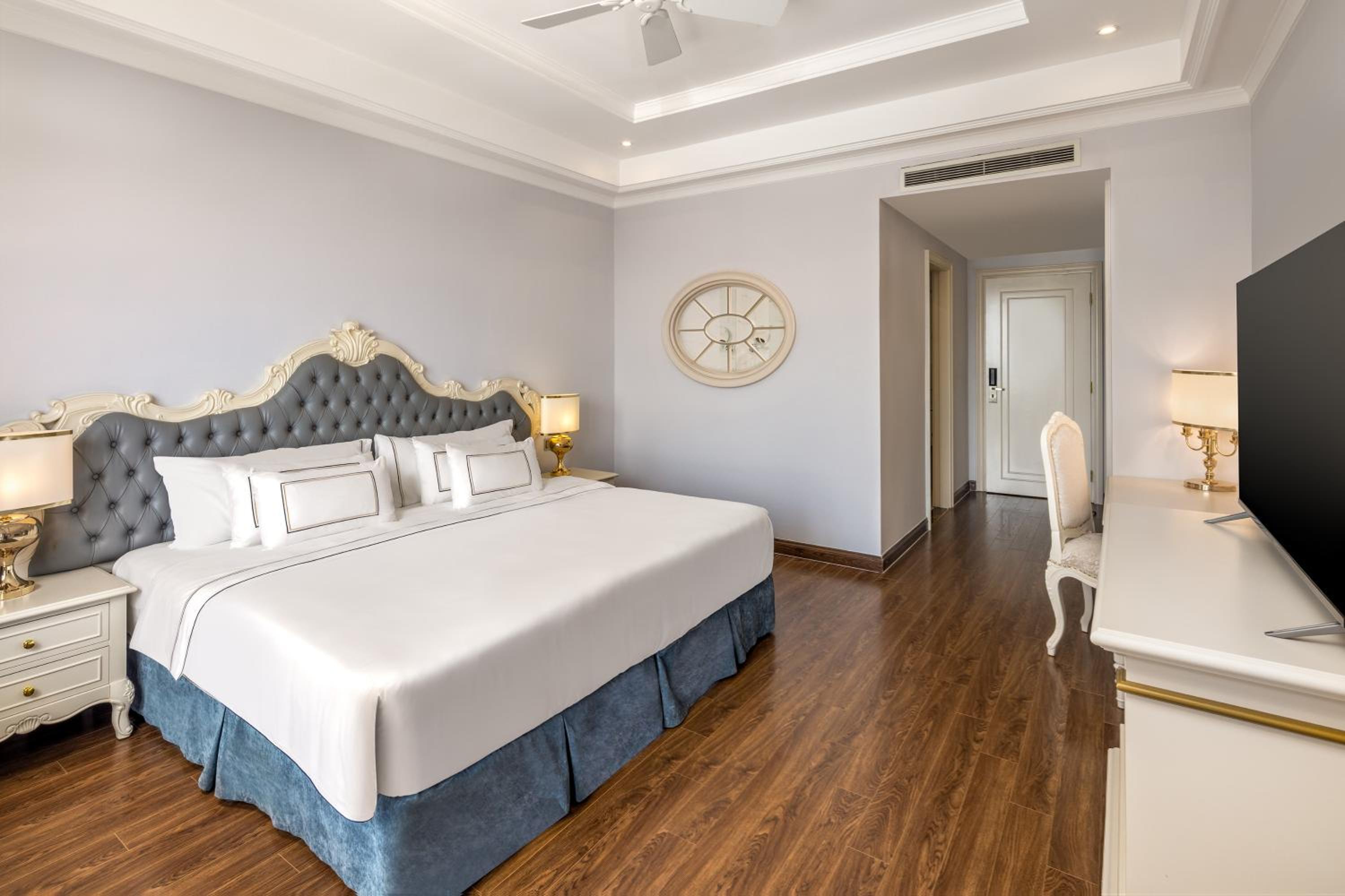 Deluxe Room with City View - Photo 4
