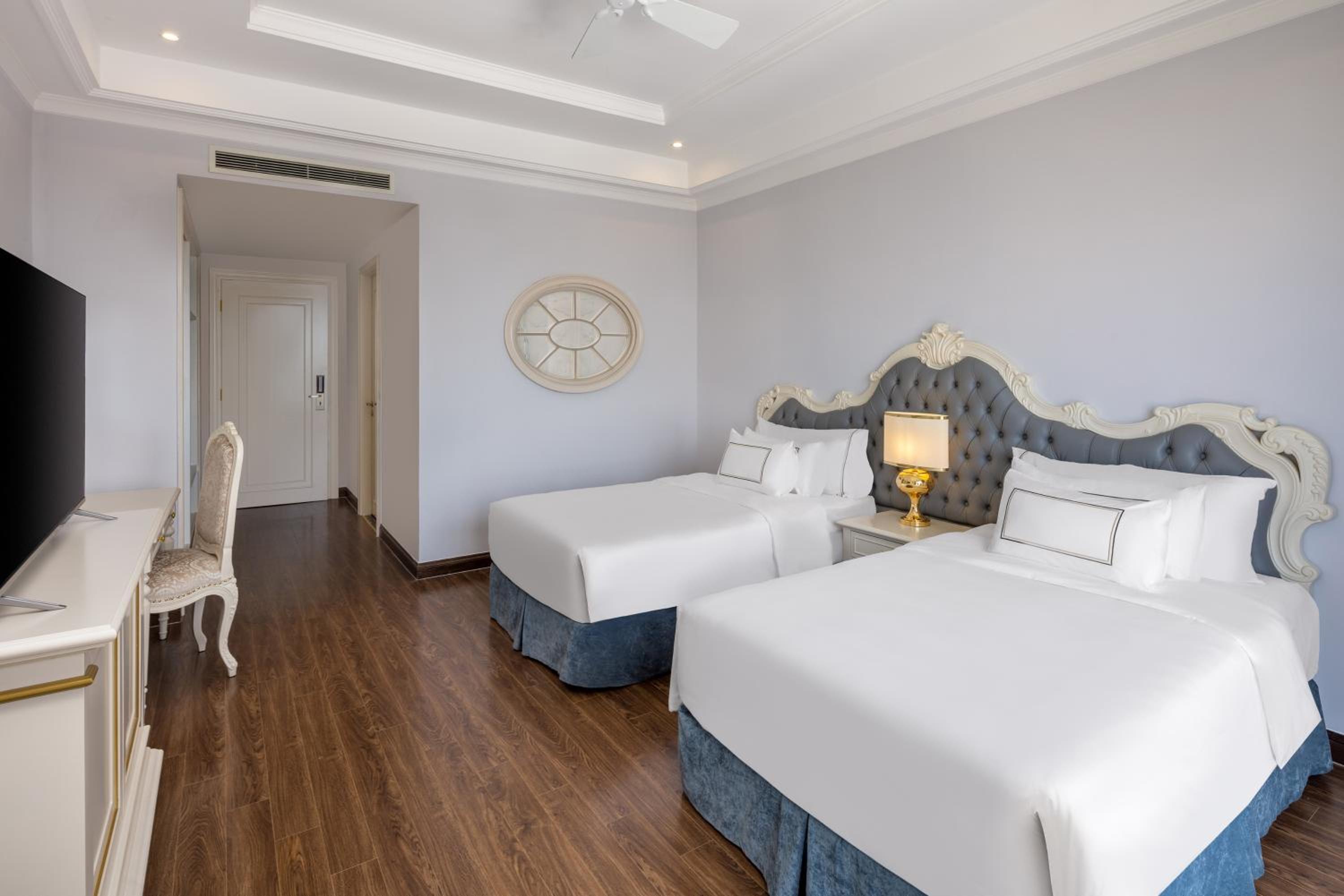 Deluxe Room with City View - Photo 6