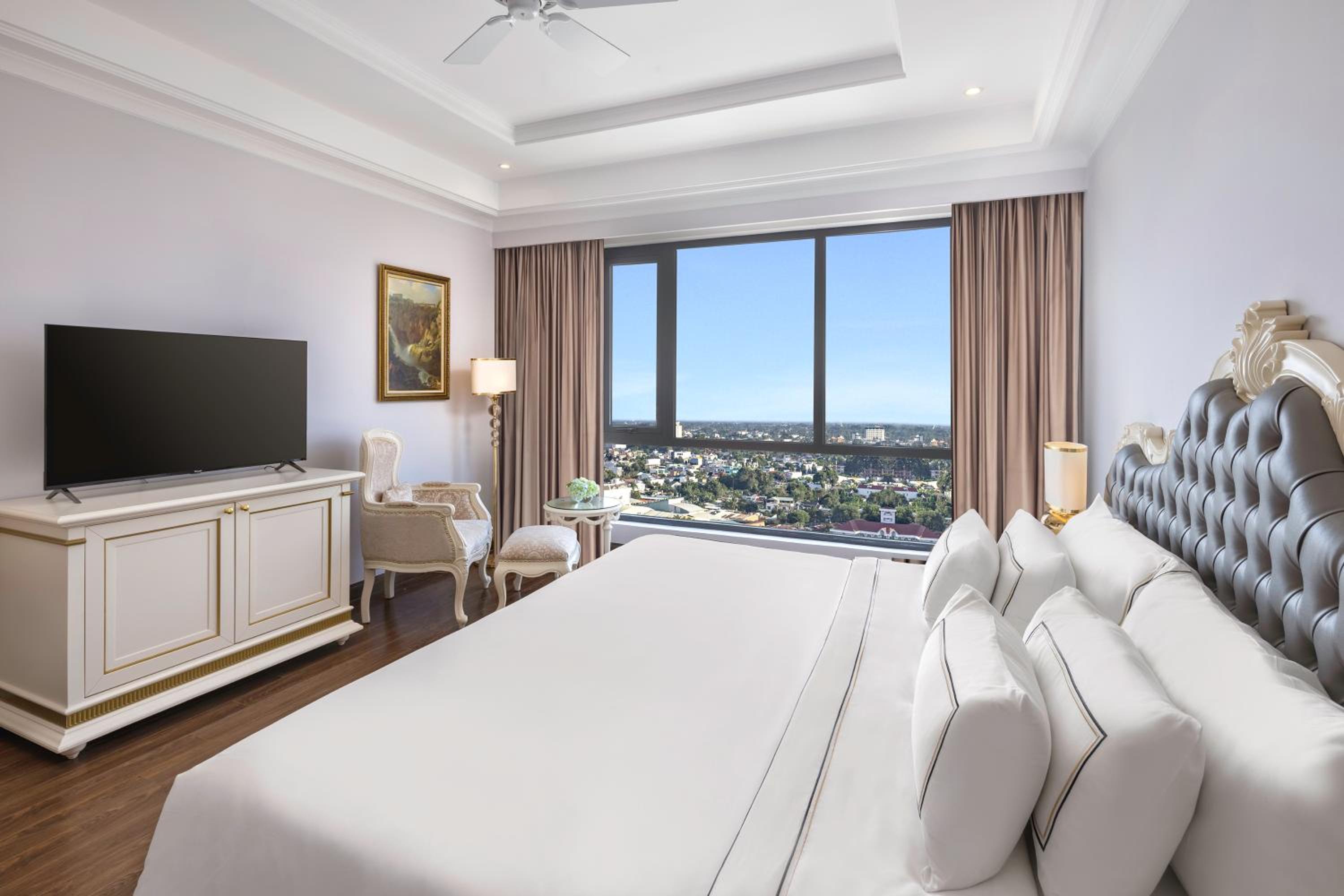 Deluxe Room with City View - Photo 5