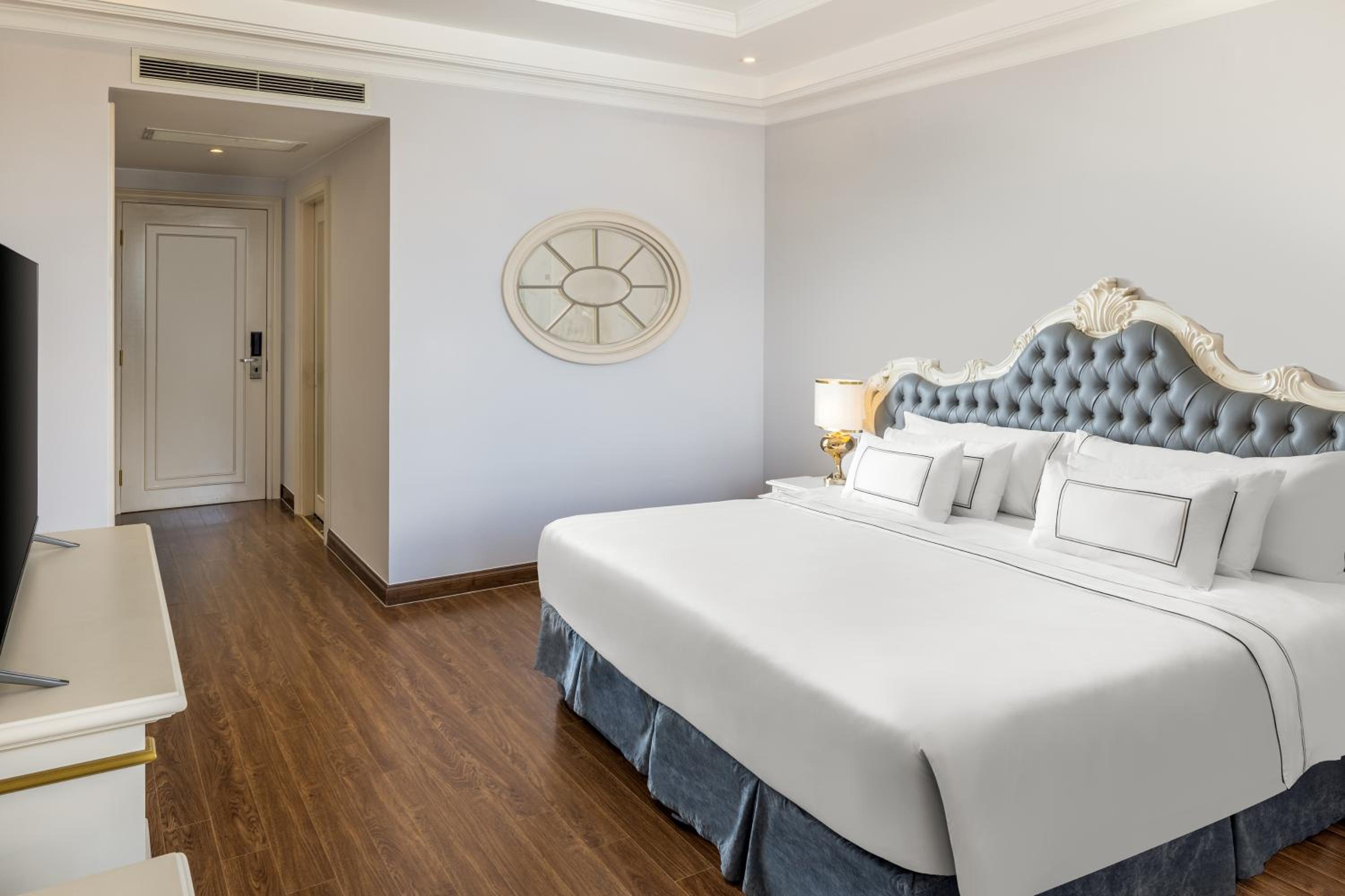 Premium Room with Mountain View - Photo 3