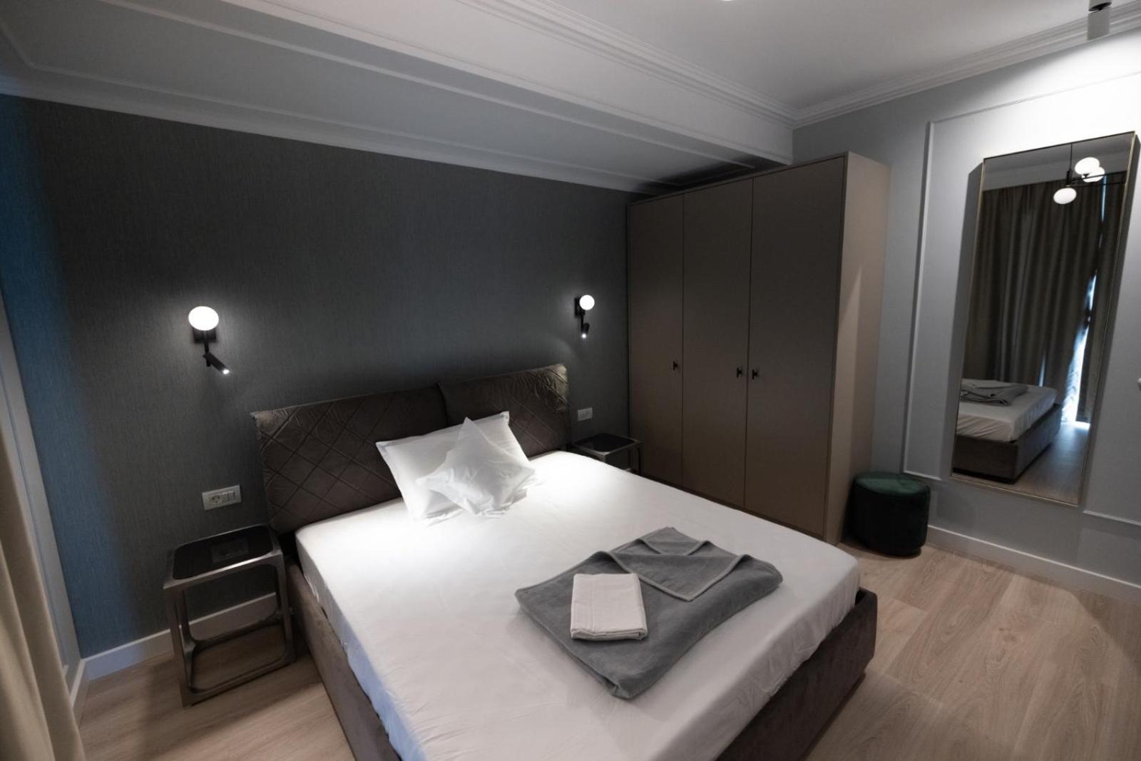 One-Bedroom Apartment - Photo 1