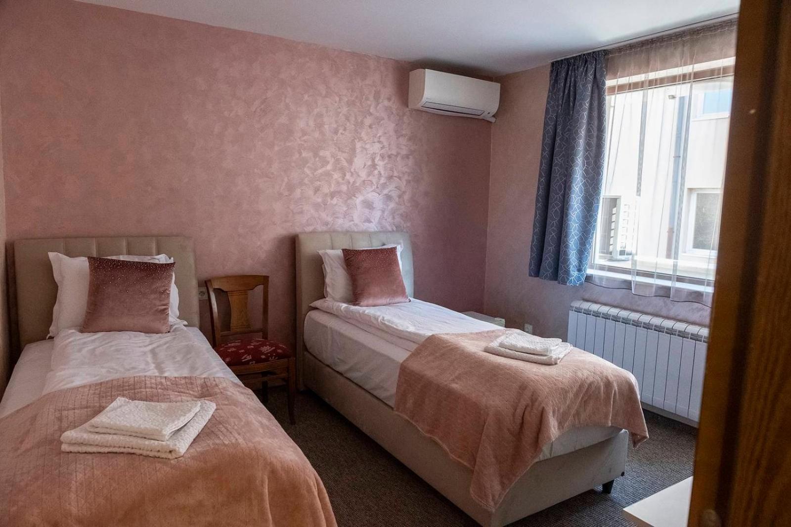 Twin Room with Private Bathroom photo 1