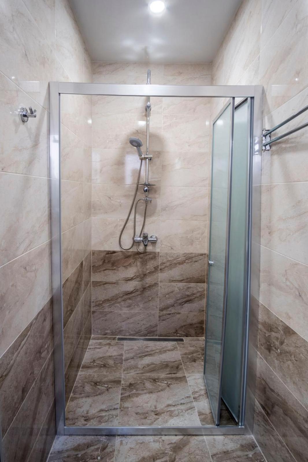 Twin Room with Private Bathroom photo 2