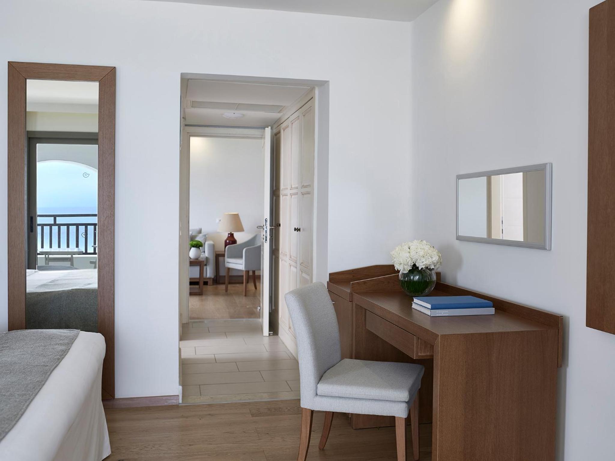 Premium Suite with Sea View - Photo 7
