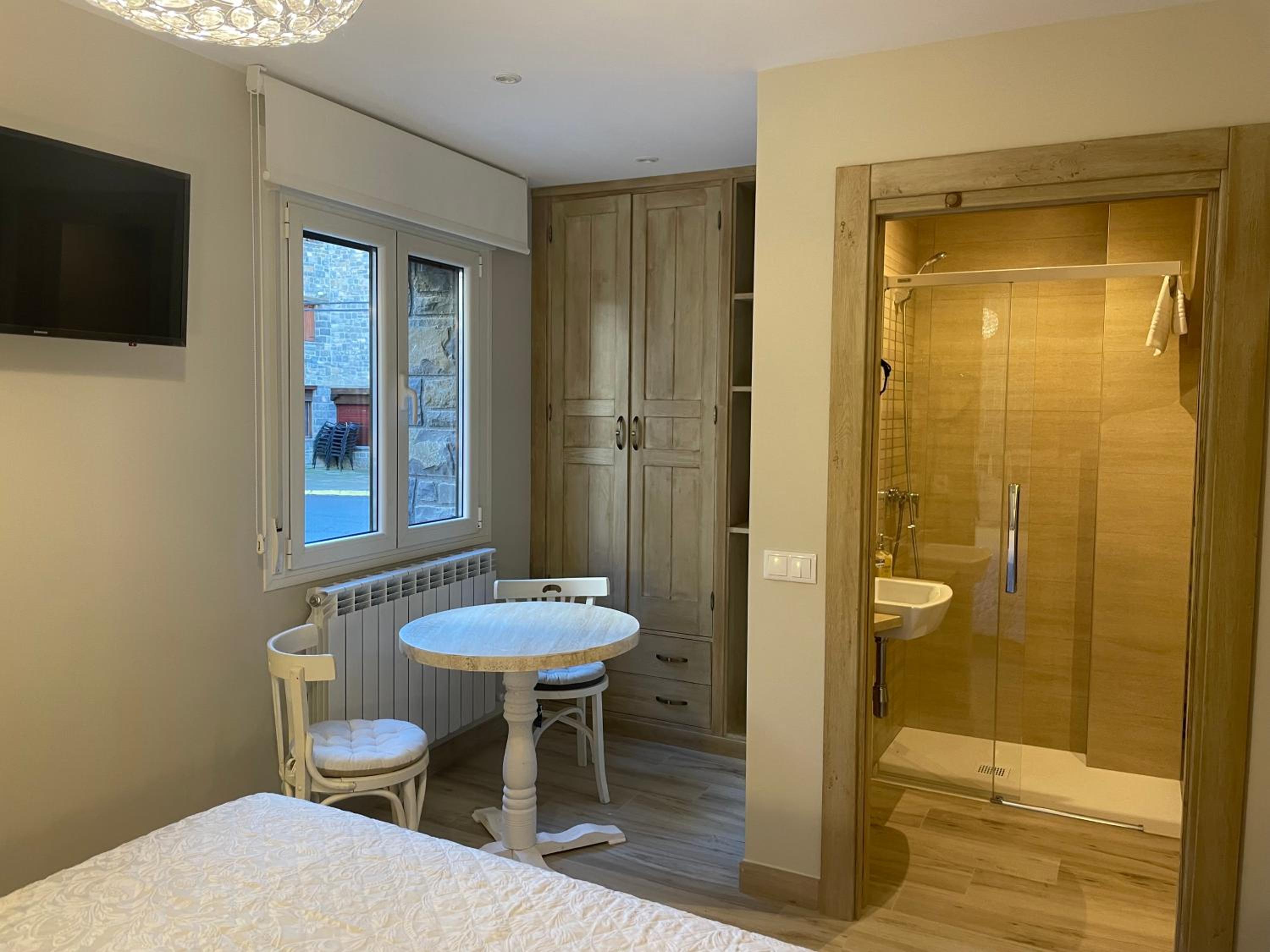 Deluxe Double Room - Photo 11