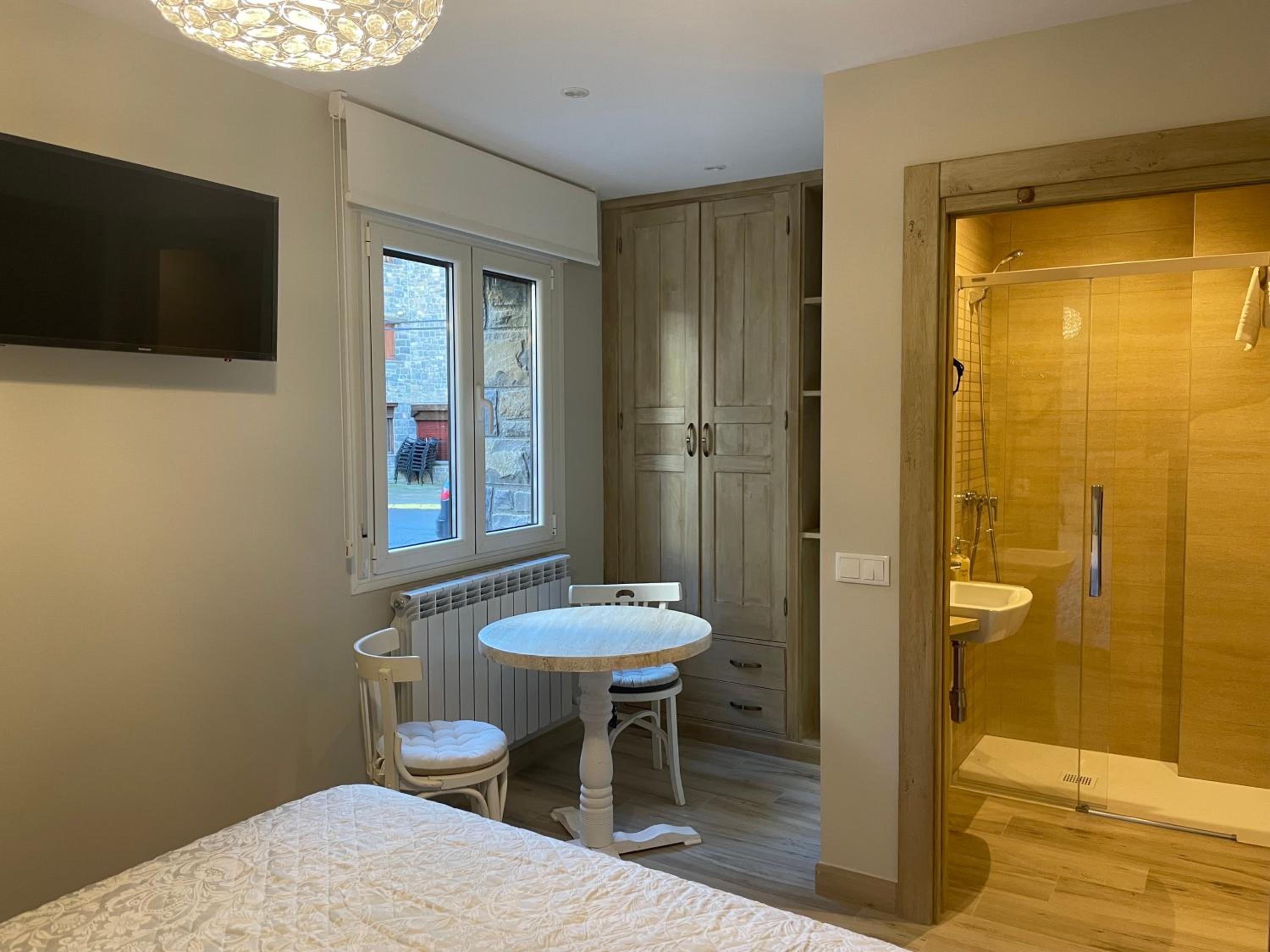 Deluxe Double Room - Photo 13