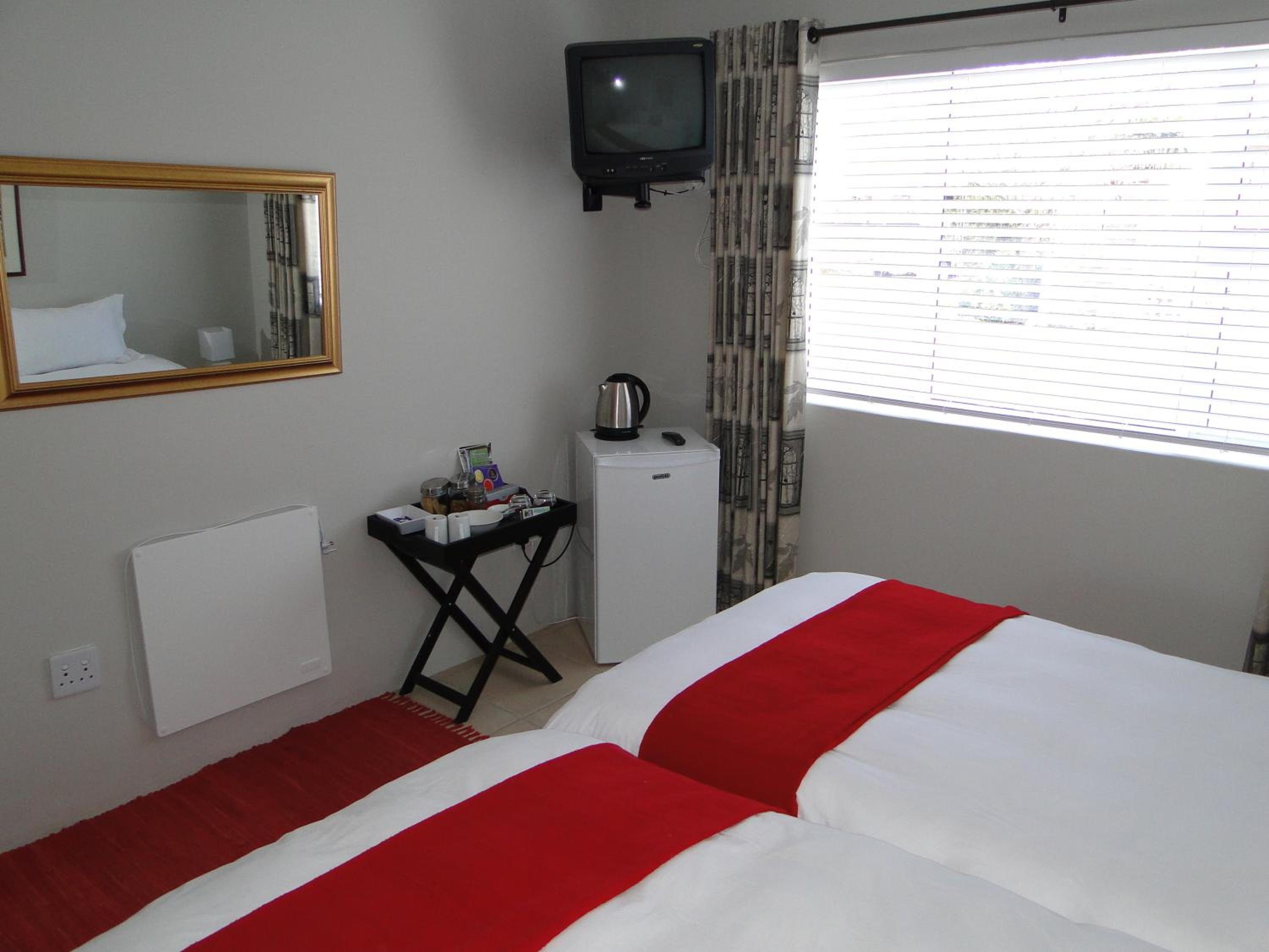Double or Twin Room with Private Bathroom - Photo 2