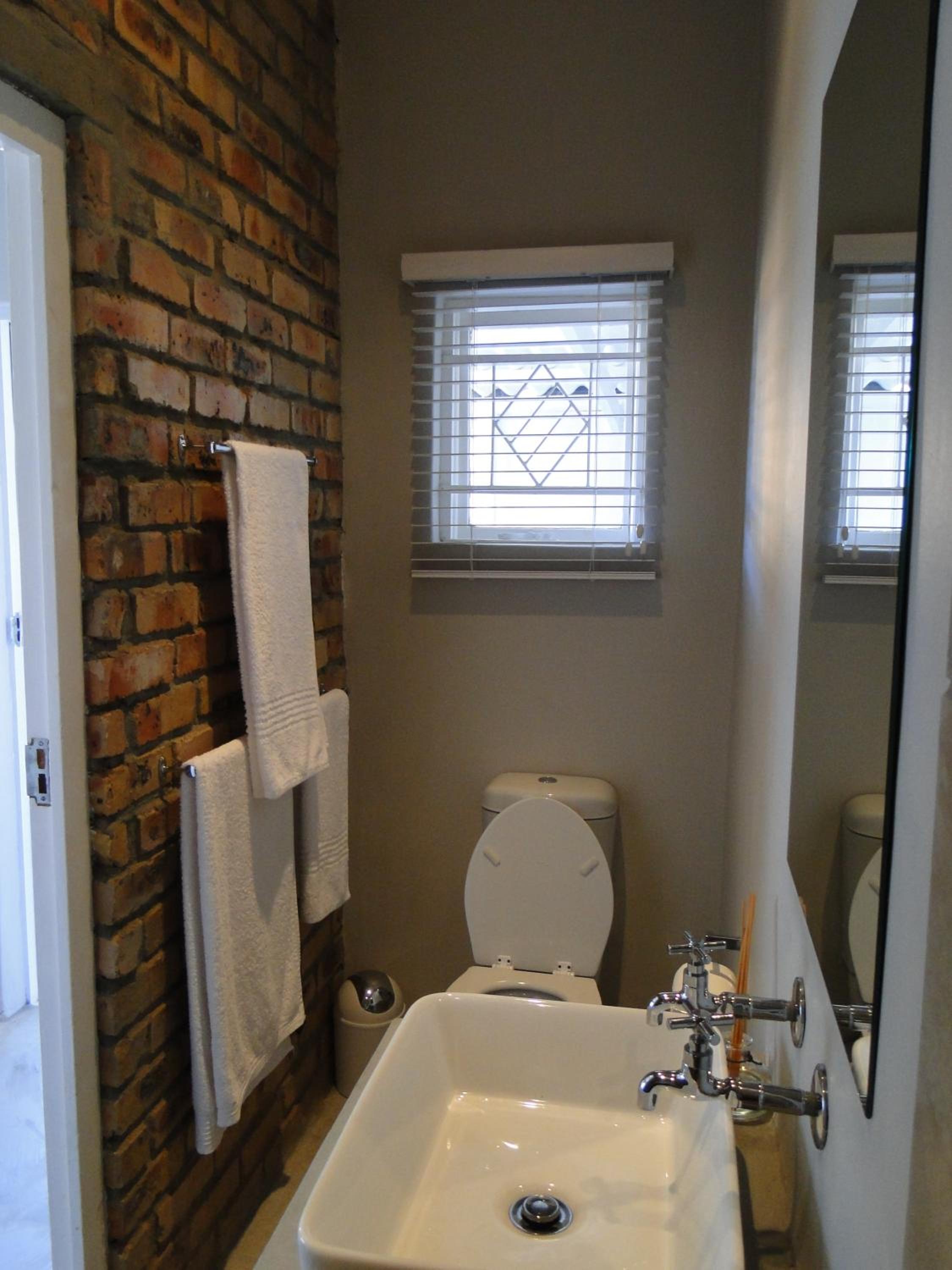 Double or Twin Room with Private Bathroom - Photo 7