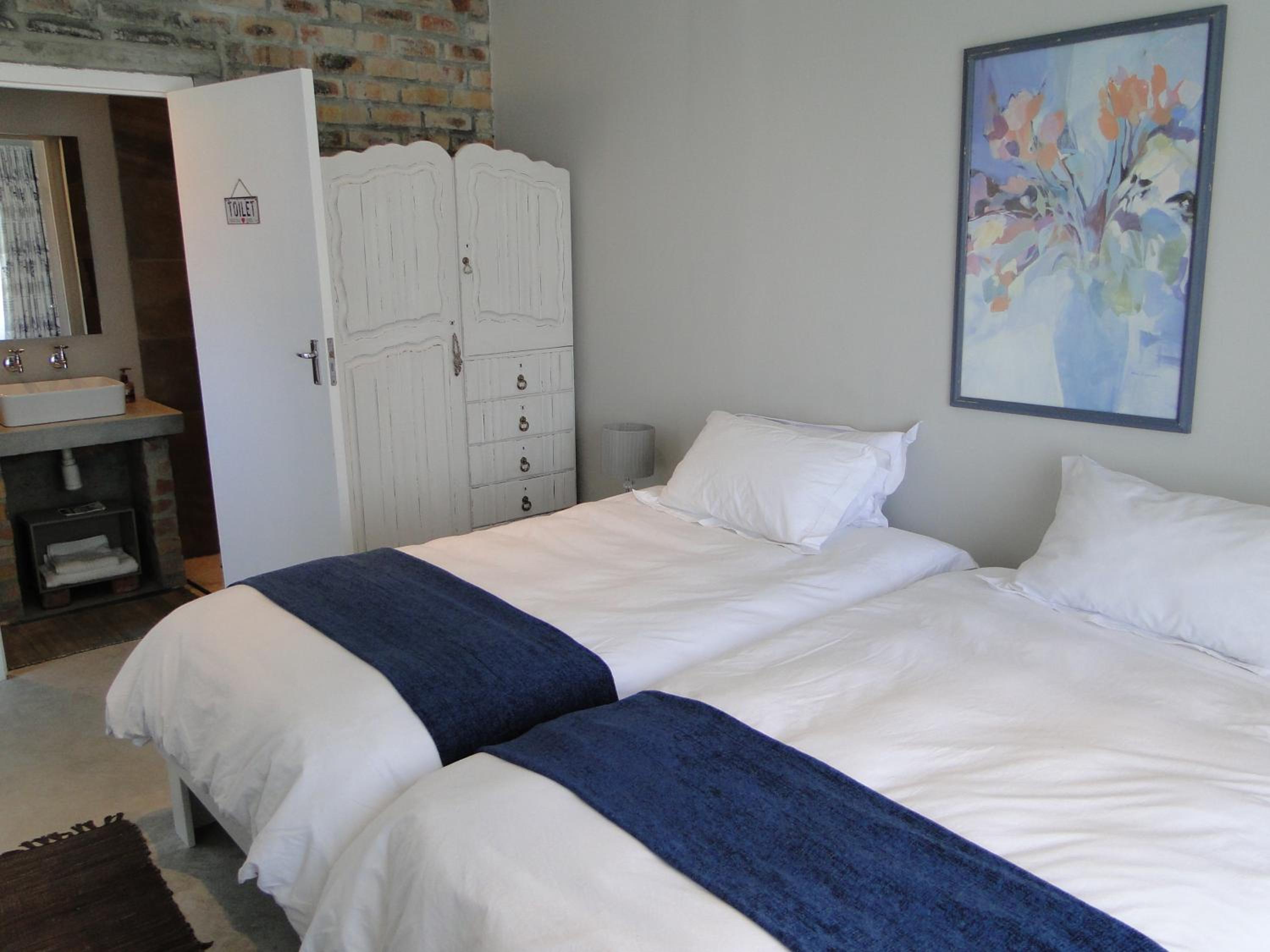Double or Twin Room with Private Bathroom - Photo 10