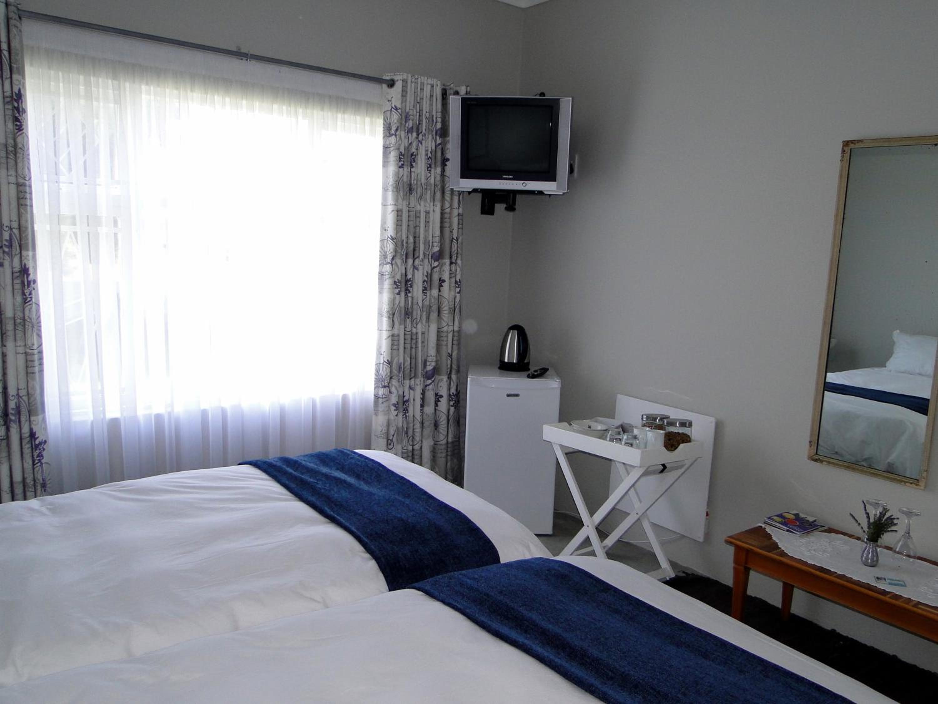 Double or Twin Room with Private Bathroom - Photo 6