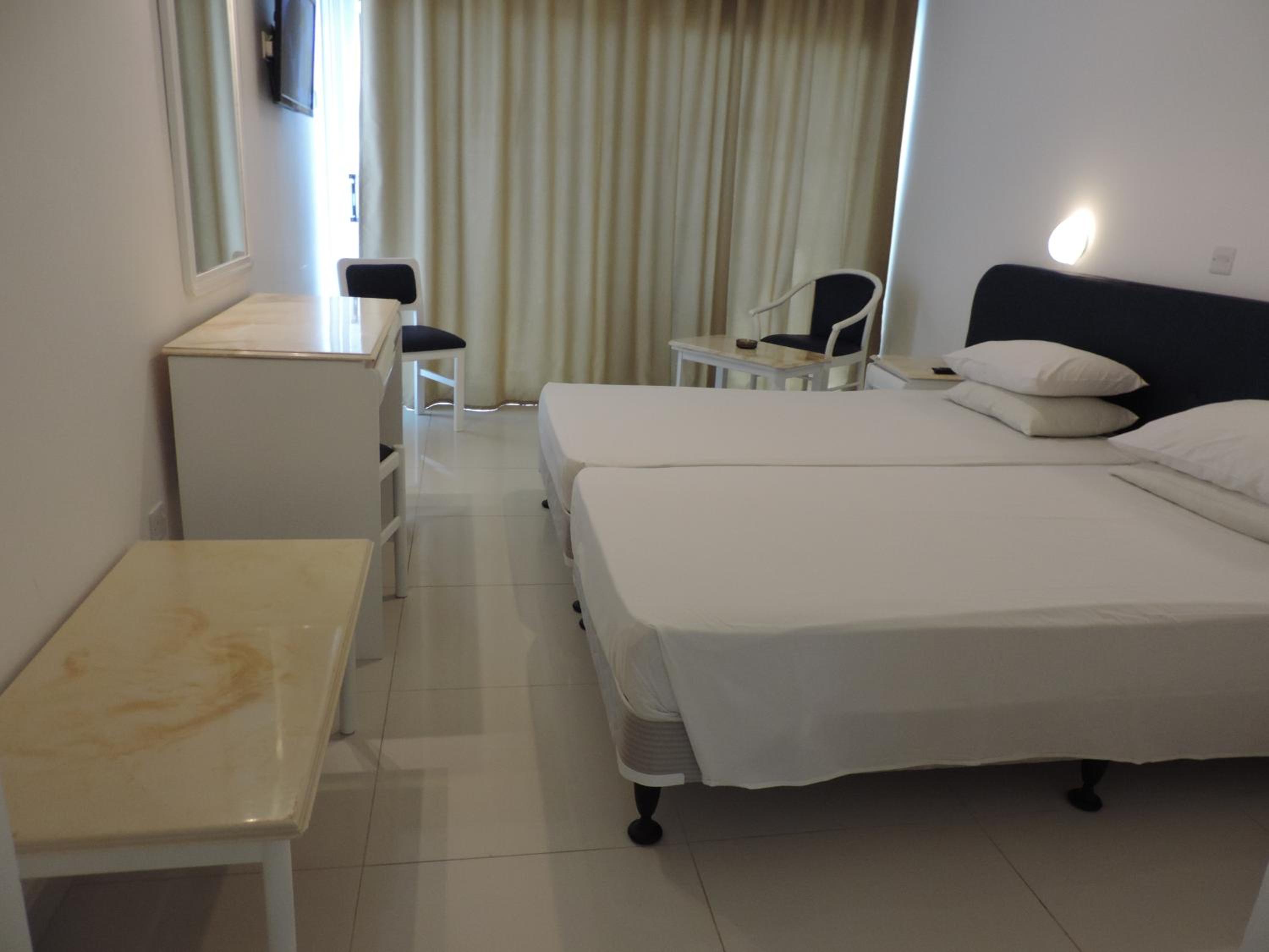 Standard Room with Side Sea View - Photo 3