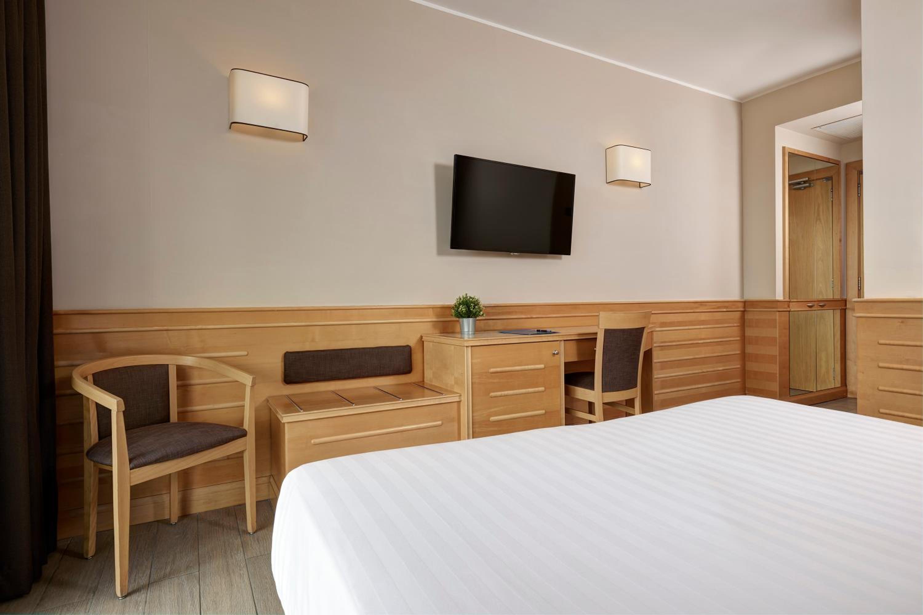 Superior Double or Twin Room with Balcony photo 2