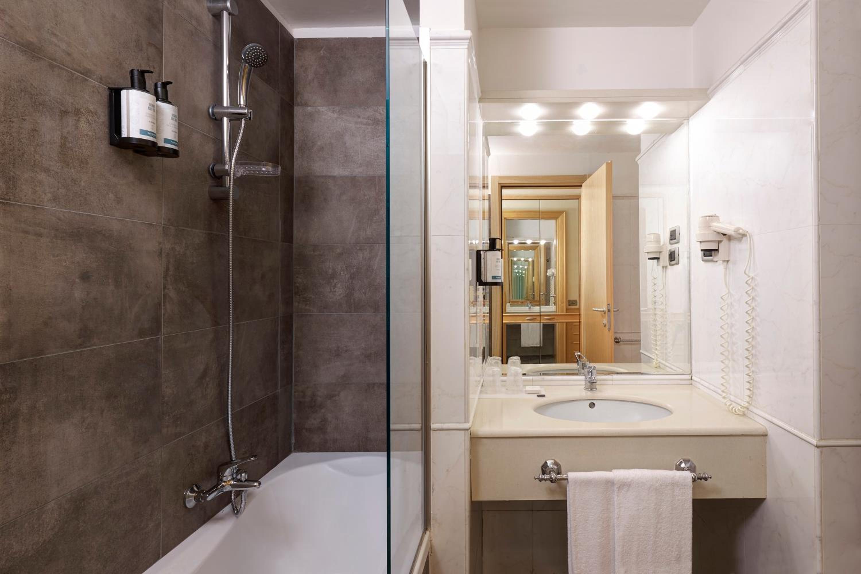 Superior Double or Twin Room with Balcony photo 2