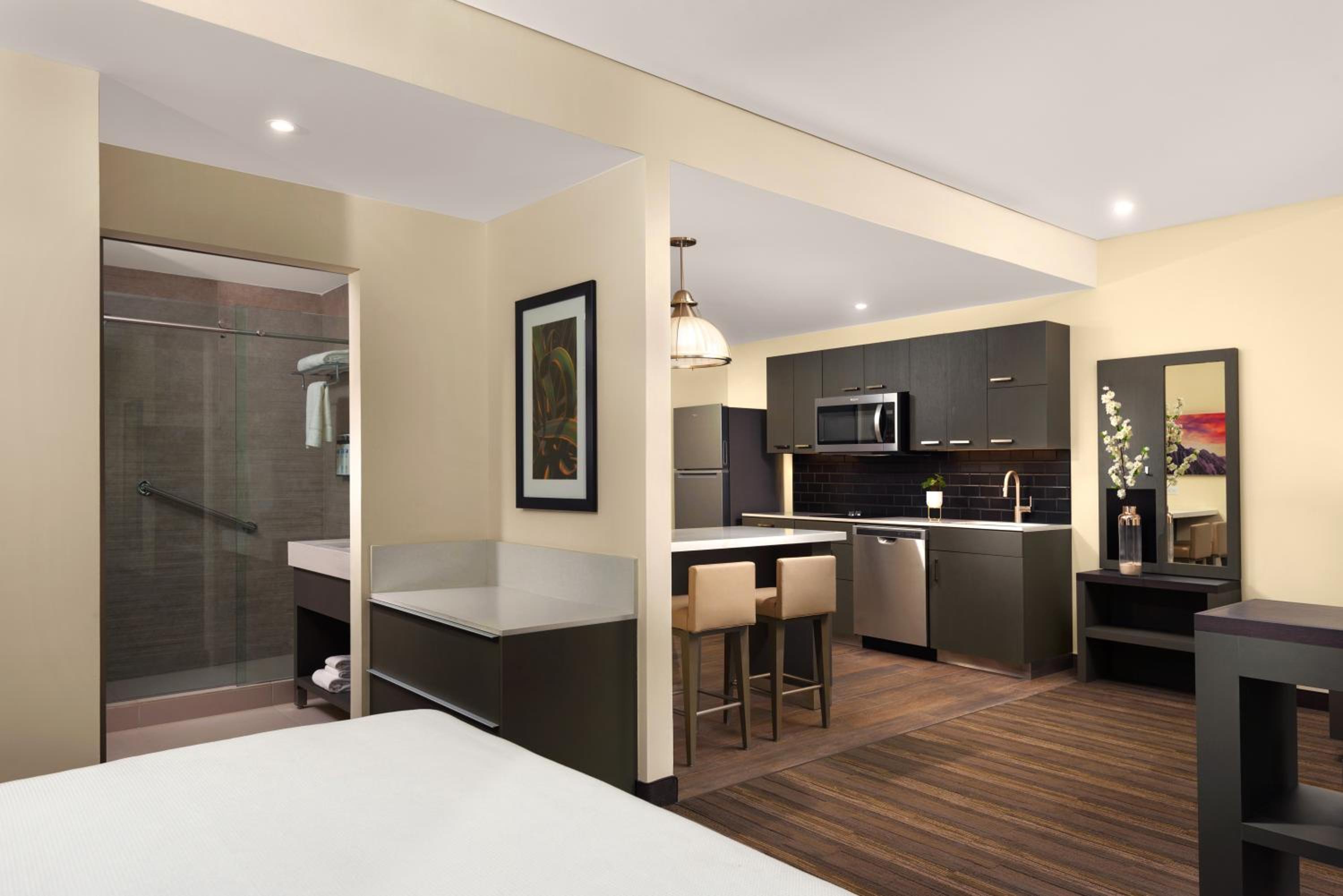 Studio with Two Queen Beds, Kitchen and Sofa Bed - Photo 3