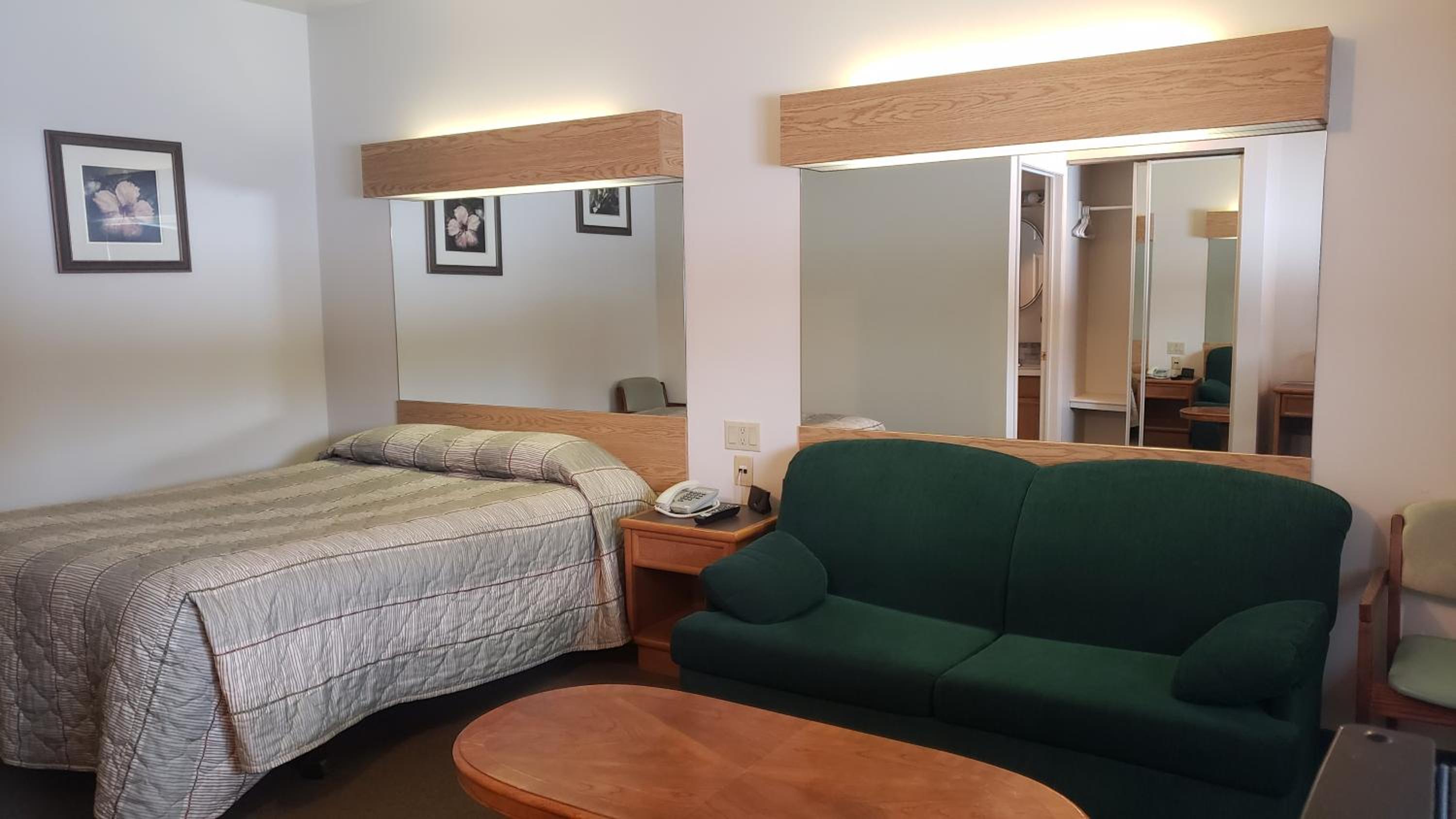 Deluxe Queen Suite - Photo 2