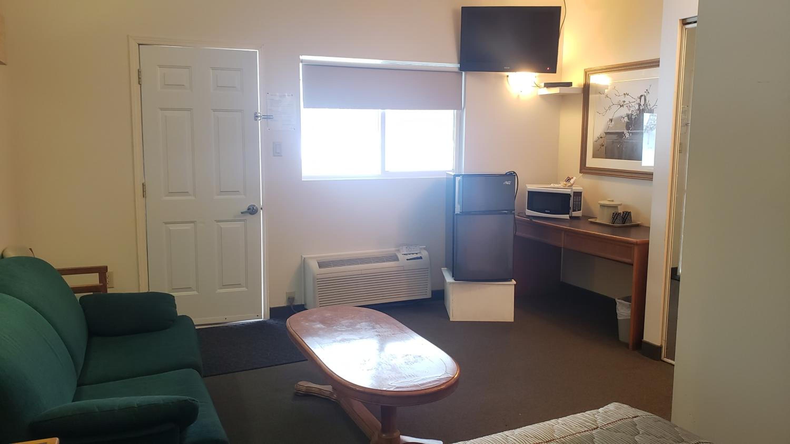 Deluxe Queen Suite - Photo 3