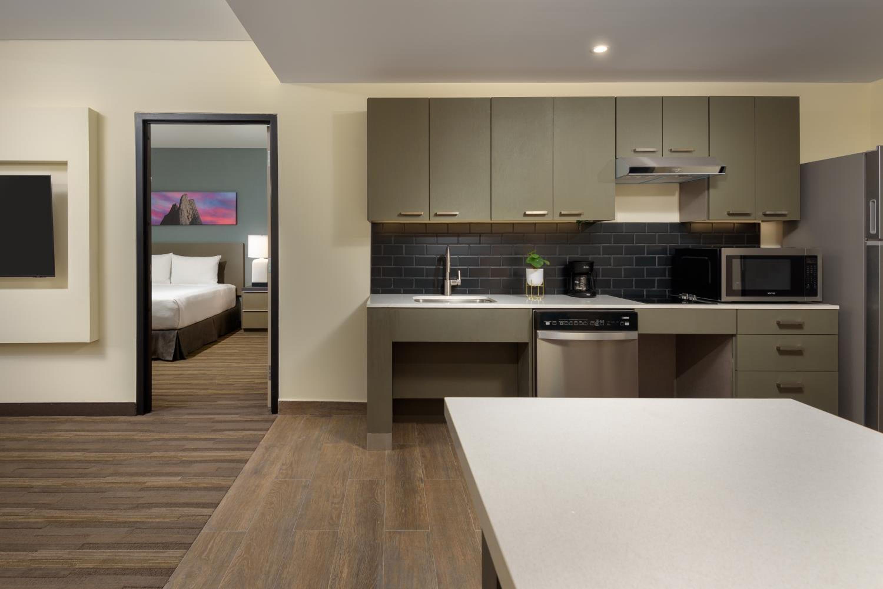 King Suite with Kitchen and Sofa Bed - Photo 4