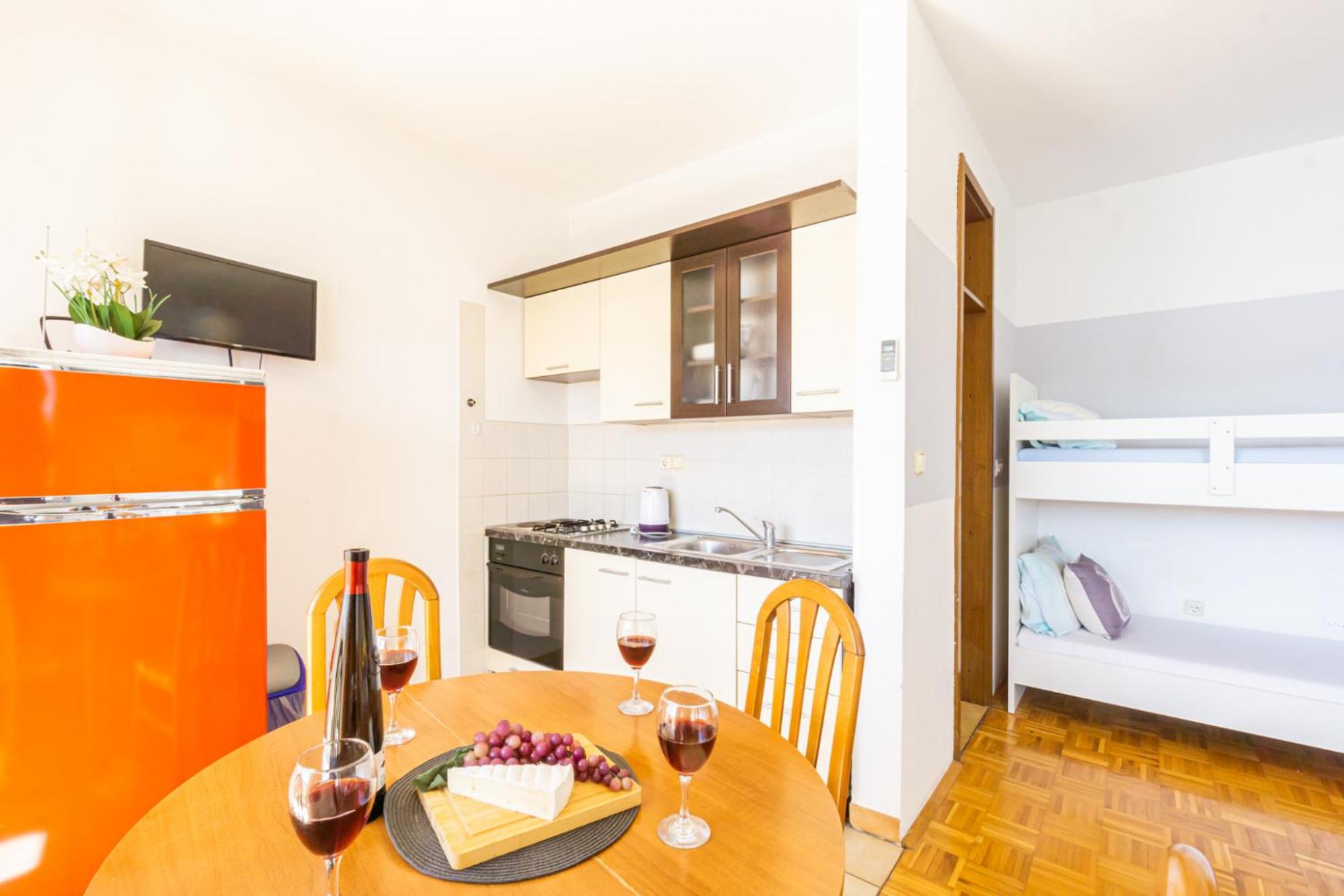 Apartment 5 photo 3
