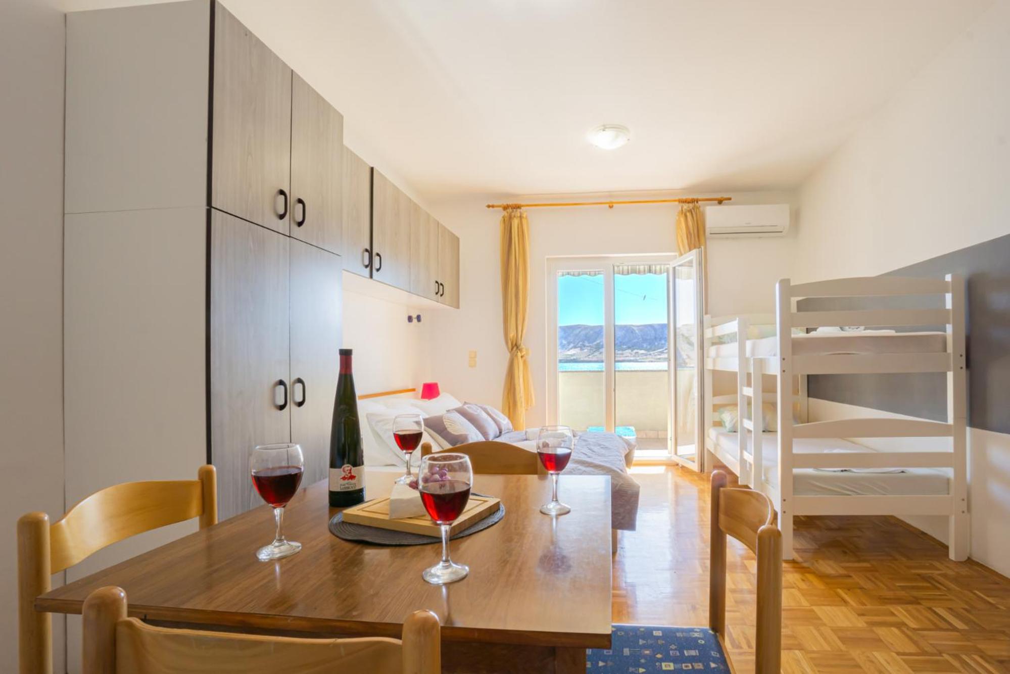 Apartment 6 photo 2