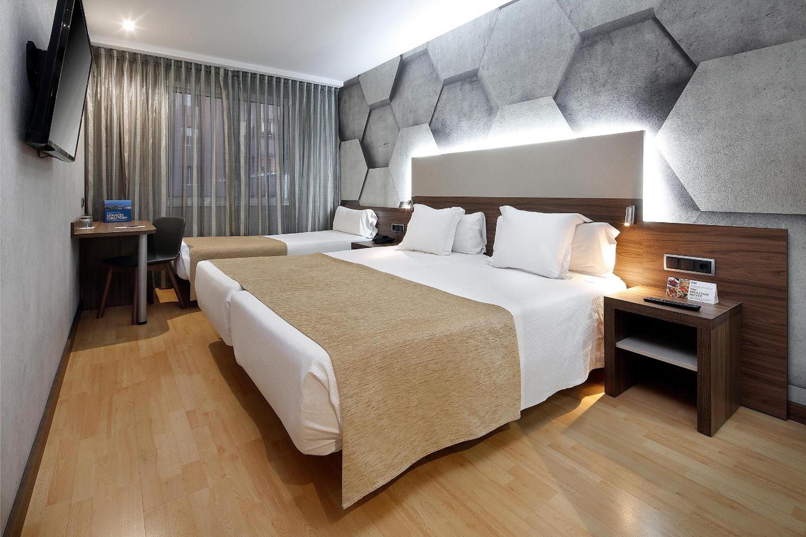 Twin Room with Extra Bed (2 Adults + 1 Child) photo 2