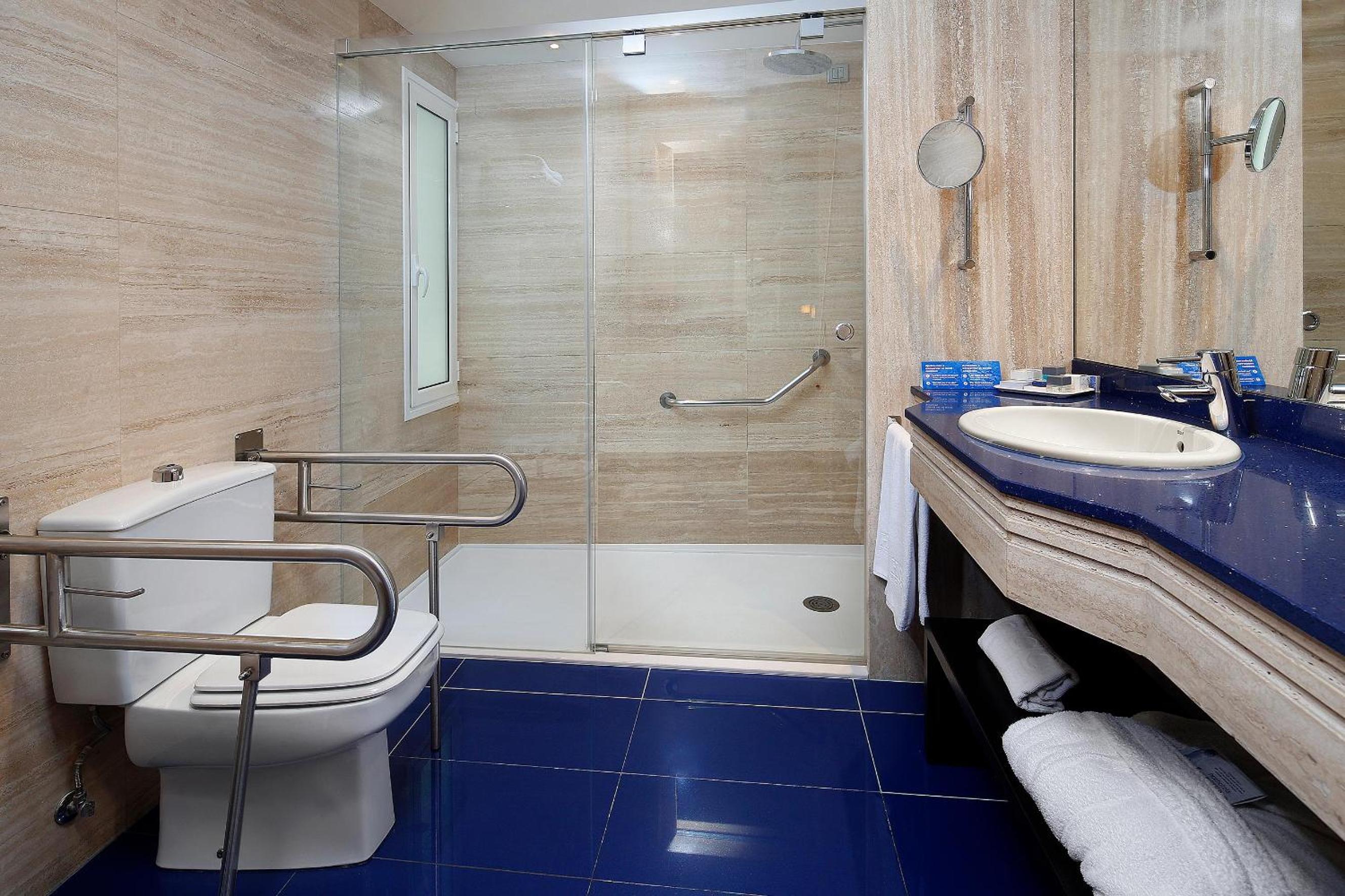 Twin Room (2 Adults) photo 3