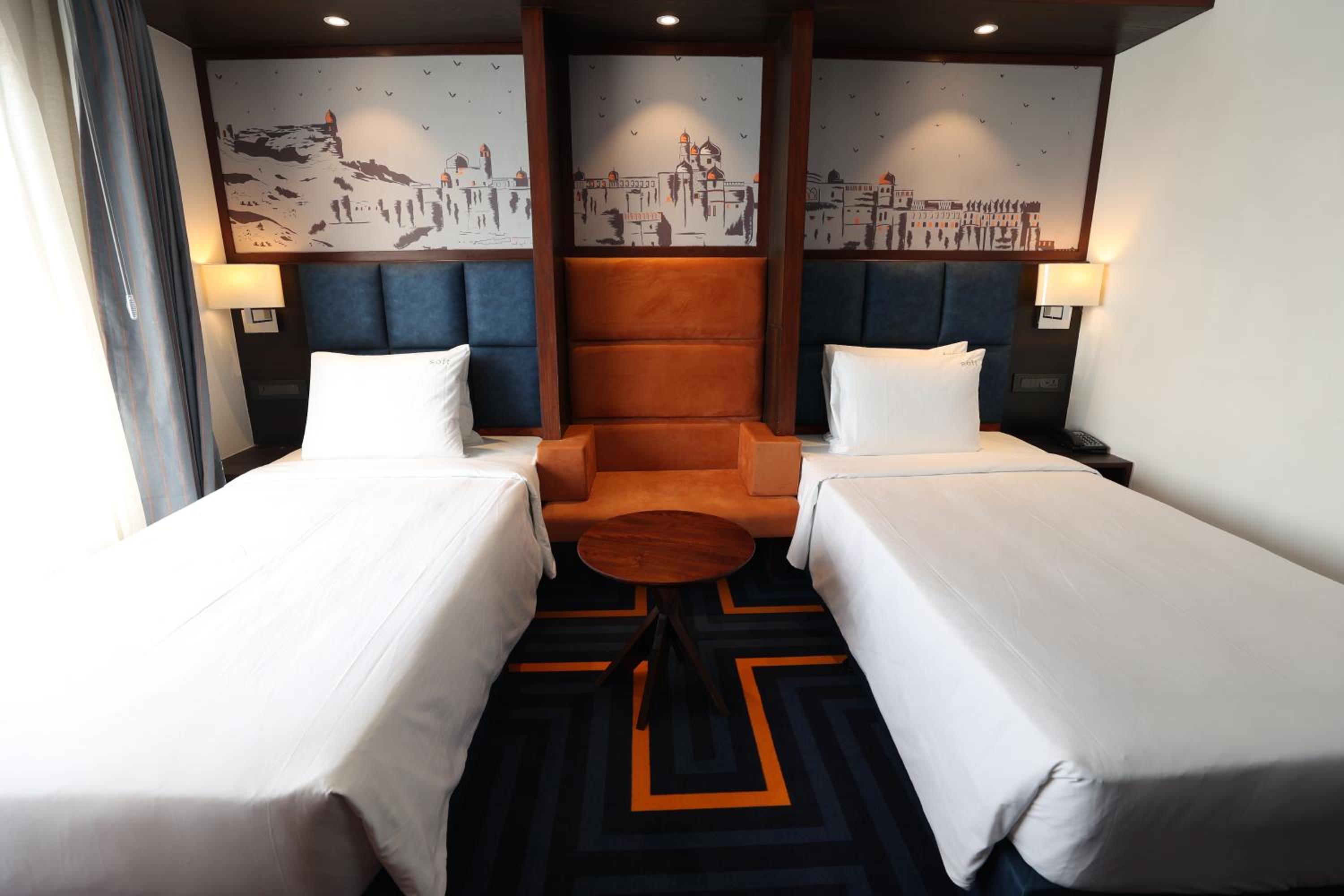 Standard Twin Room: Buy 1 get 1 Happy Hours (11 am-11pm) at Express Cafe & Bar, Rs 250 Meal Credit on purchase of Food & Soft Bev. of R s1000(T&C Apply), Complimentary Hi-Tea (4pm-6pm), 15%off on Cab Charges when prebooked atleast 1 day in advance - Photo 4