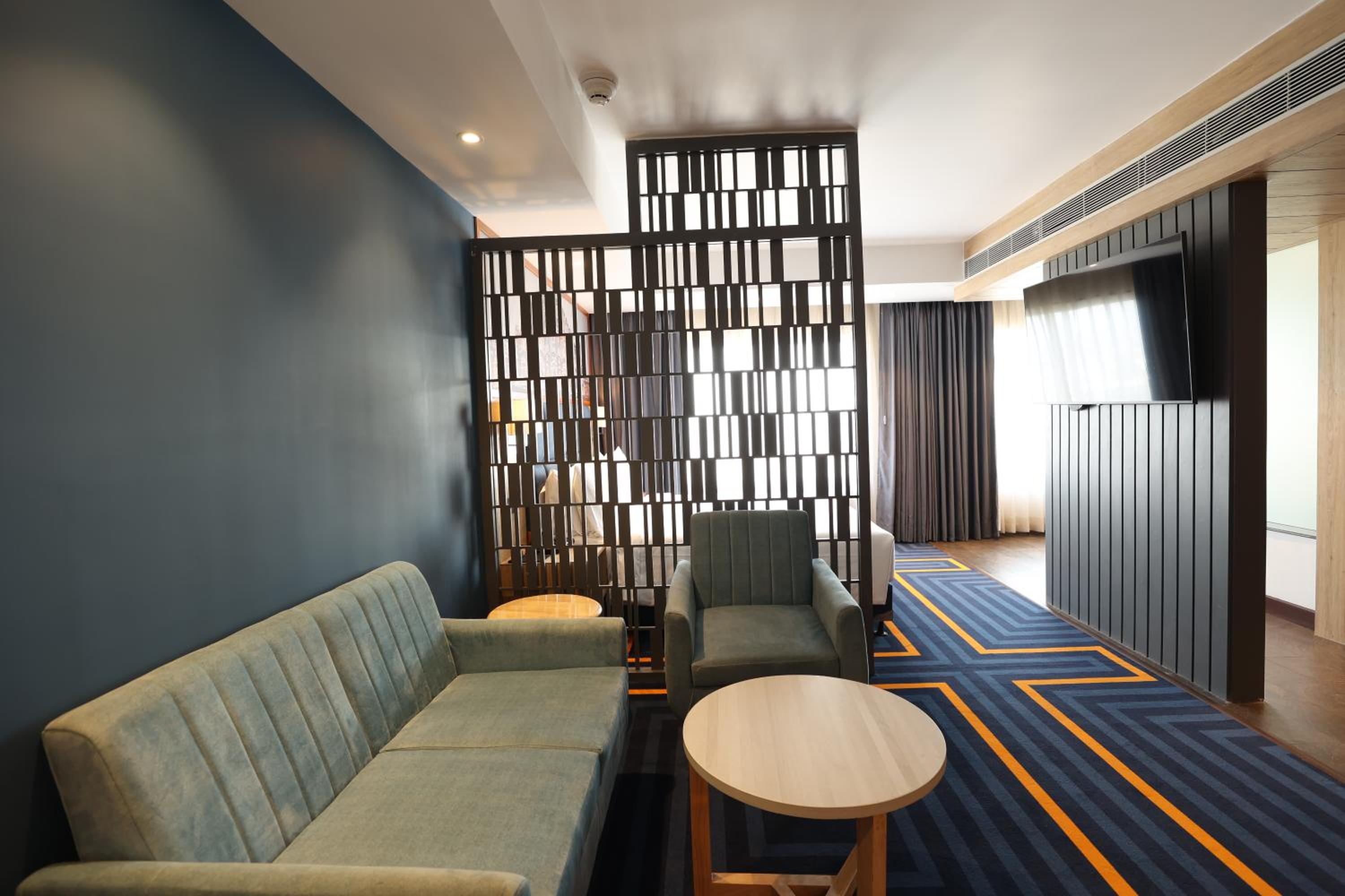 King Suite with Dining & Kitchenette: Buy 1 get 1 Happy Hours (11 am-11pm) at Express Cafe&Bar, Rs250 Meal Credit on purchase of F&Soft Bev. of Rs1000(T&C Apply), Complimentary Hi-Tea (4pm-6pm), 15%off on CabCharges when prebooked atleast 1 day in advance - Photo 6