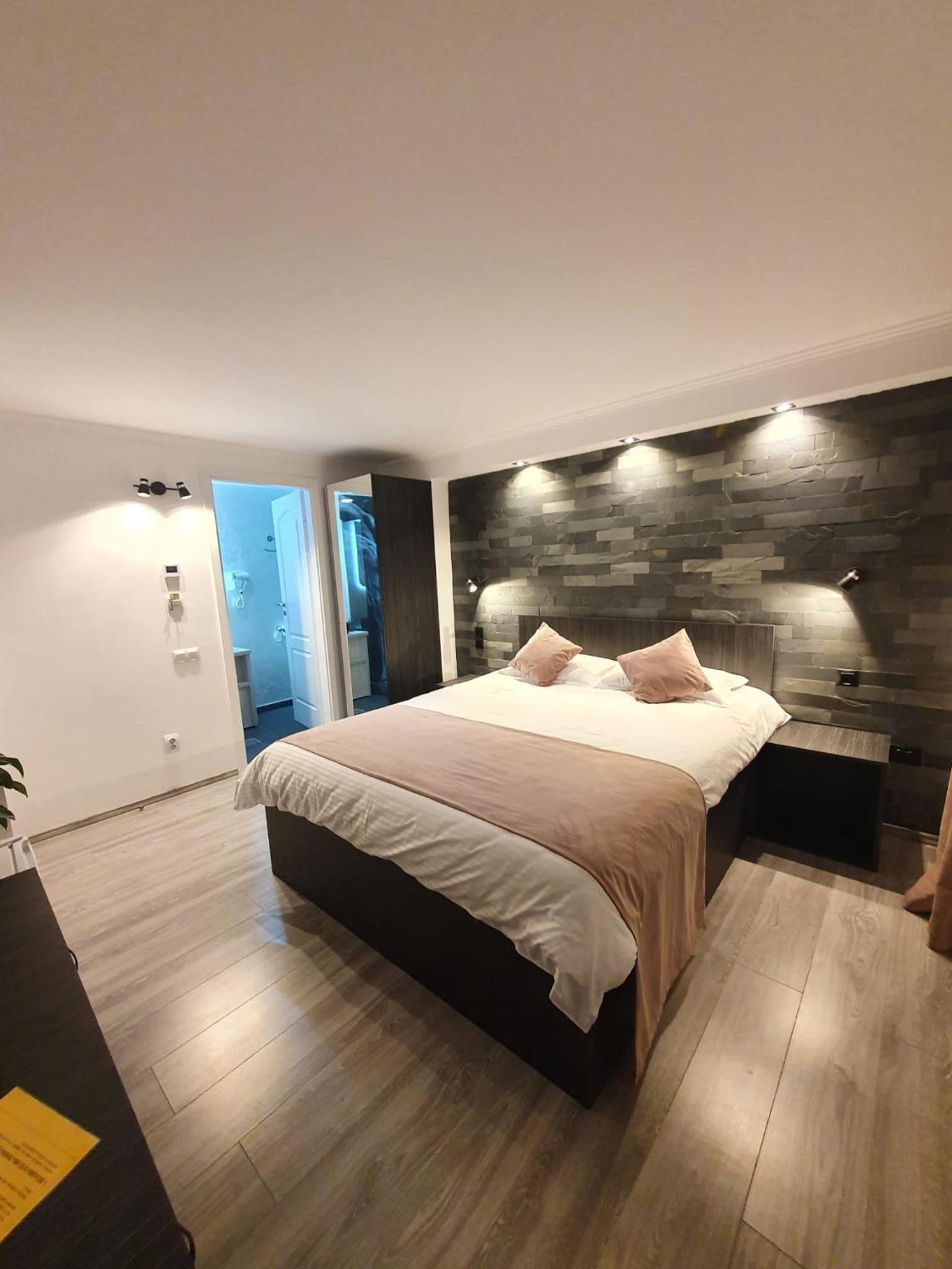 Double Room with Private Bathroom - Photo 8