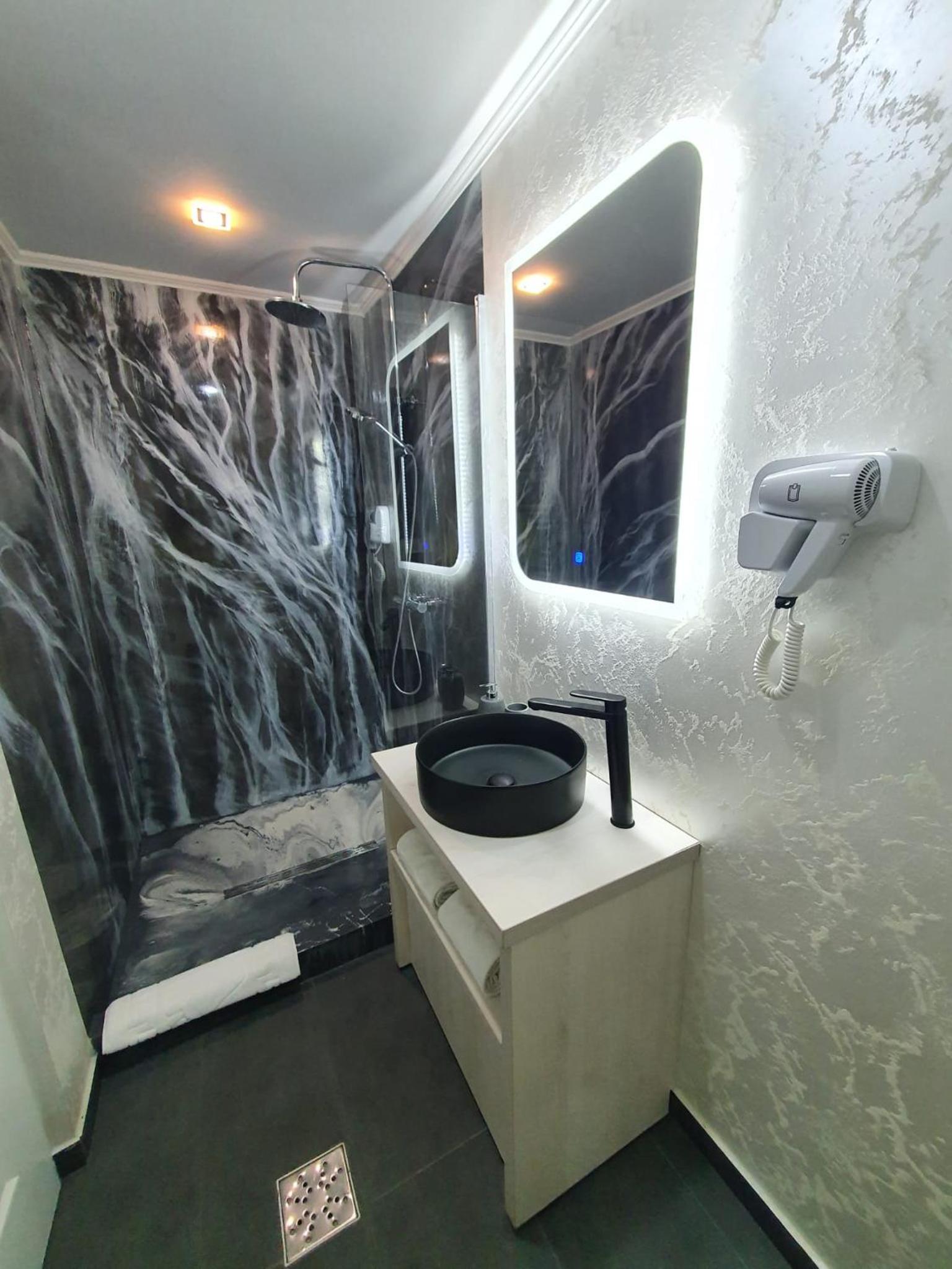 Double Room with Private Bathroom - Photo 6