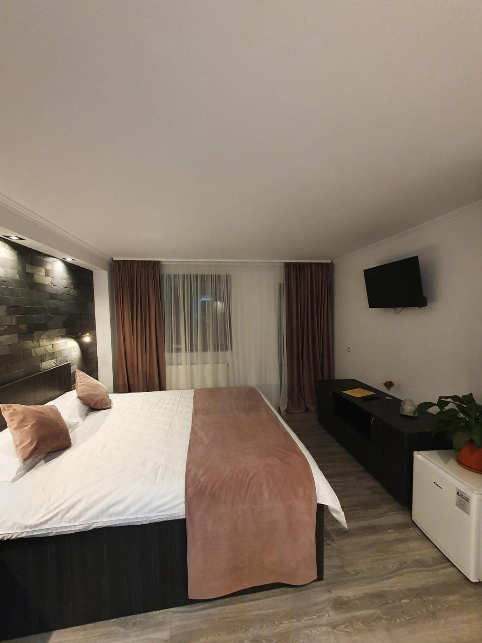 Double Room with Private Bathroom - Photo 9