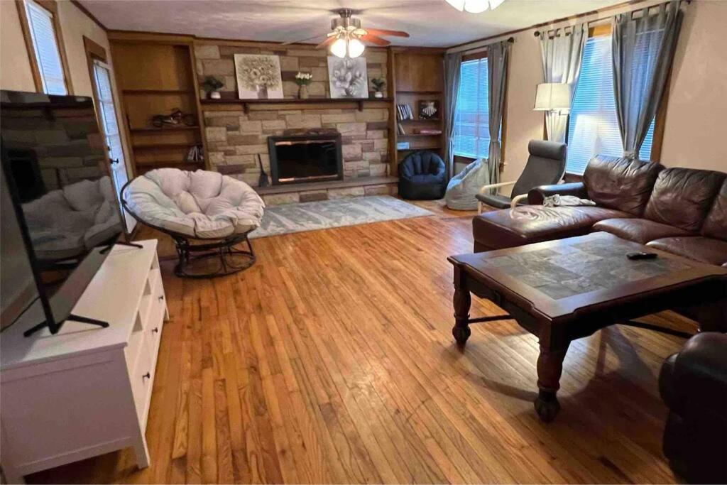 Five-Bedroom House photo 1