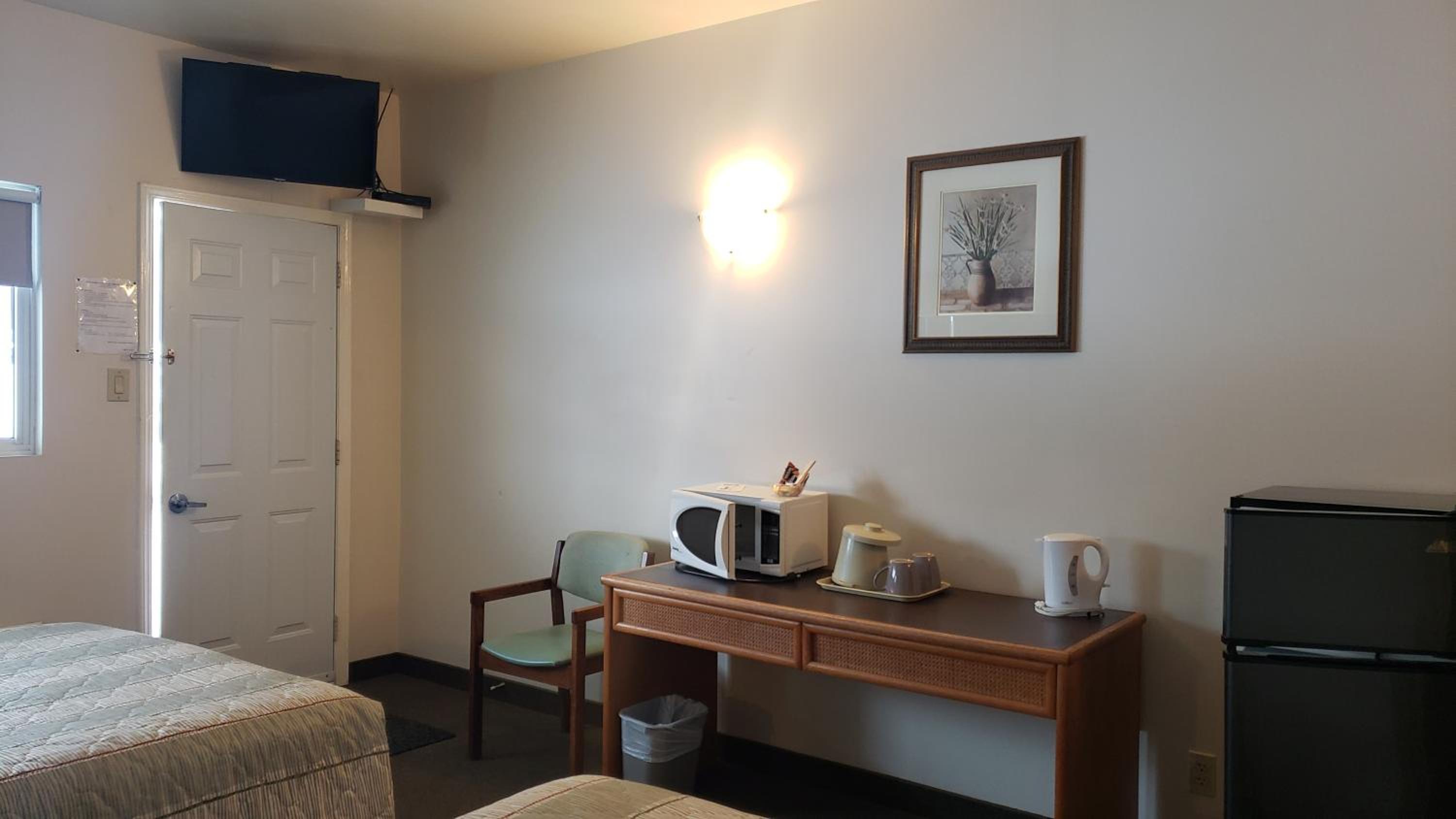 Deluxe Queen Room with Two Queen Beds - Photo 3