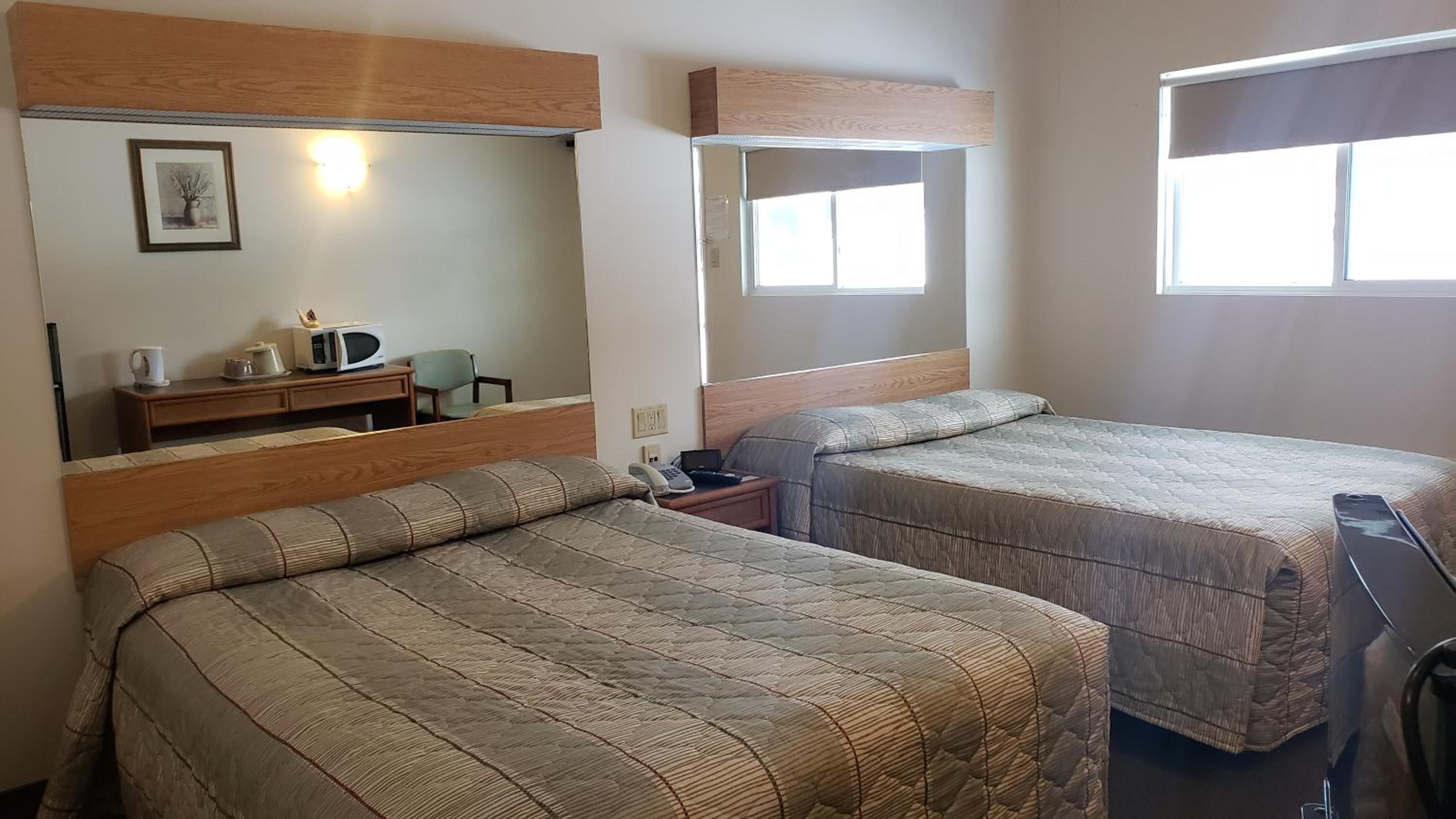 Deluxe Queen Room with Two Queen Beds - Photo 4